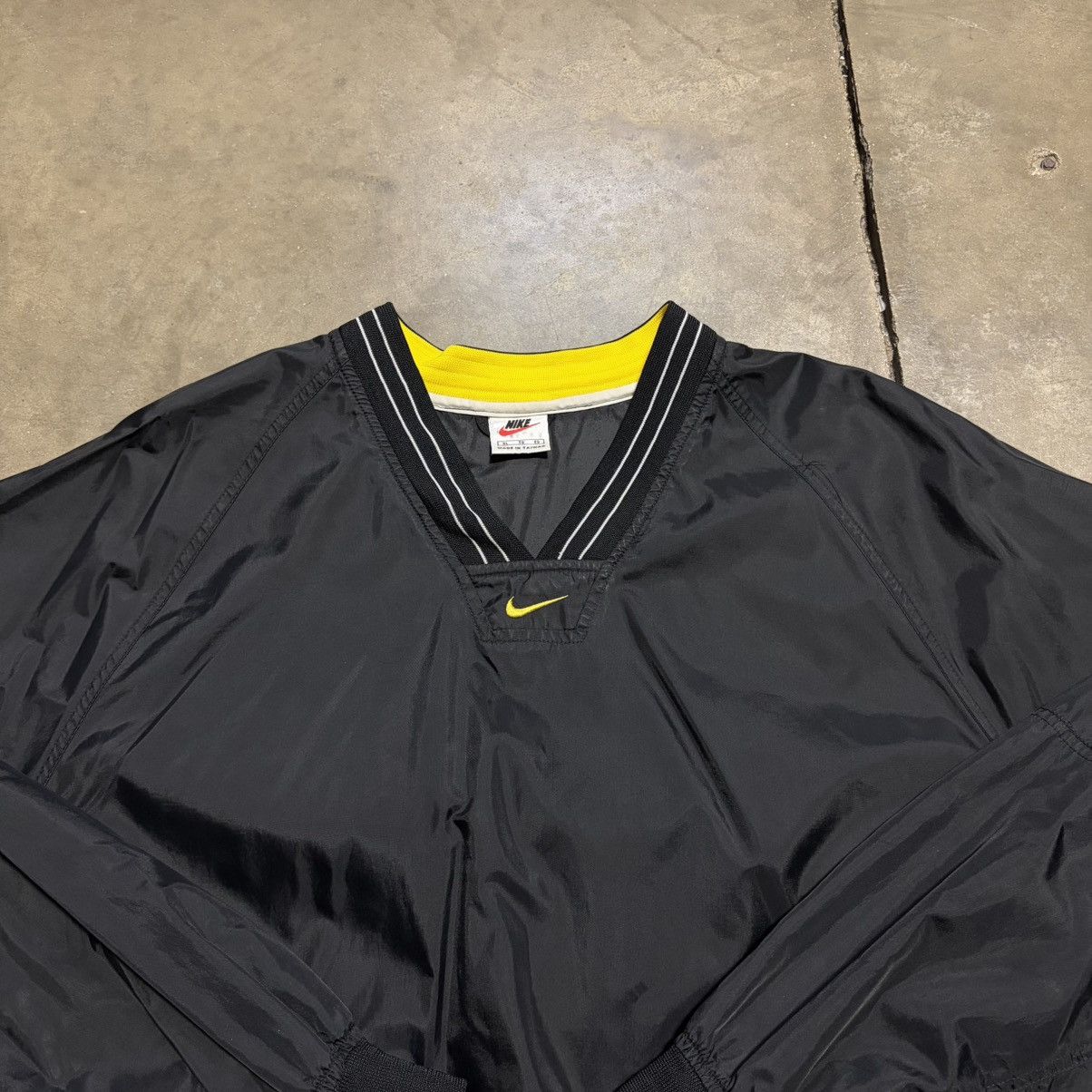Nike Vintage Nike Windbreaker Track Jacket Pullover Center Swoosh Size US XL / EU 56 / 4 - 3 Thumbnail