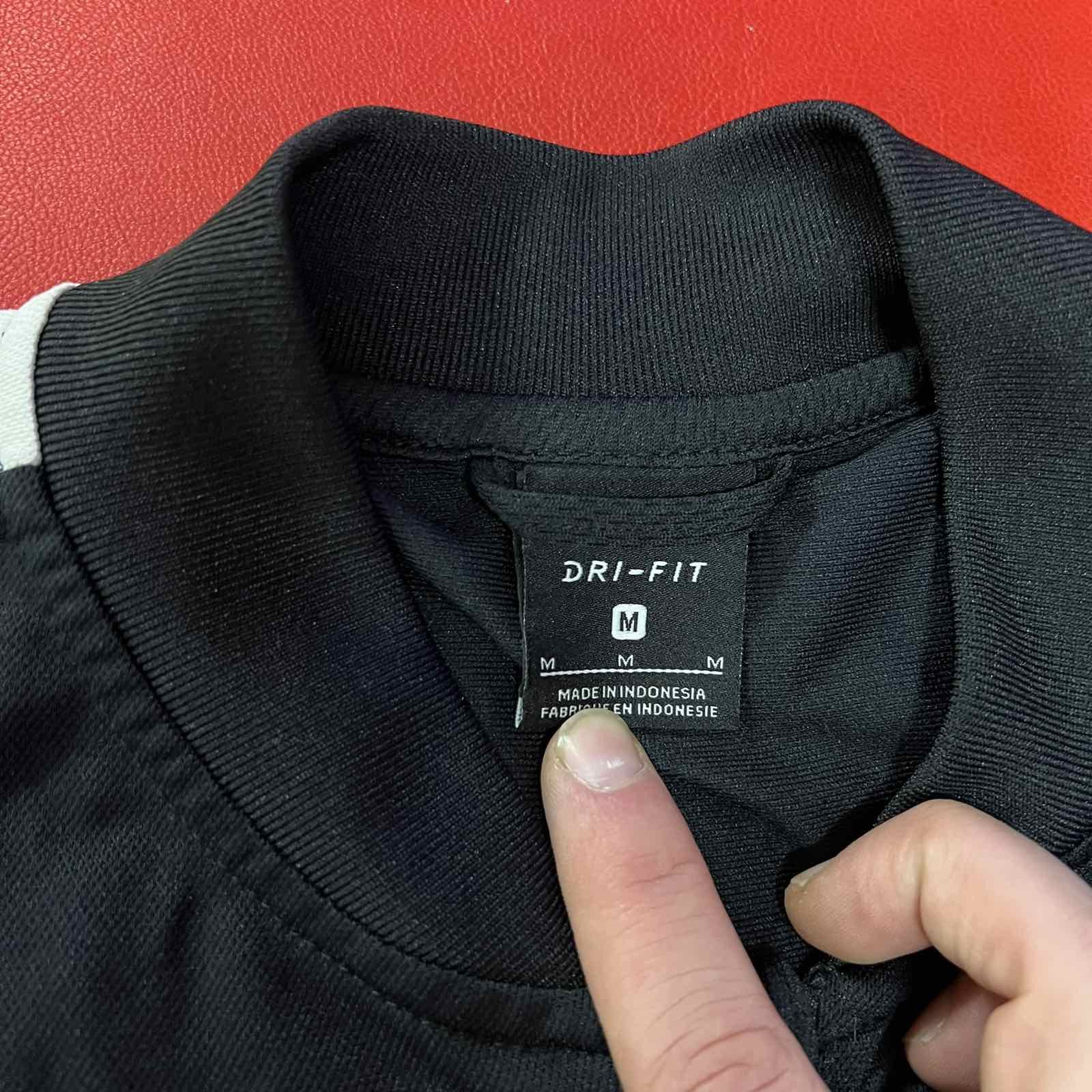 Nike Vintage Nike Barcelona Windbreaker Black Jacket Sz M Size US M / EU 48-50 / 2 - 4 Thumbnail