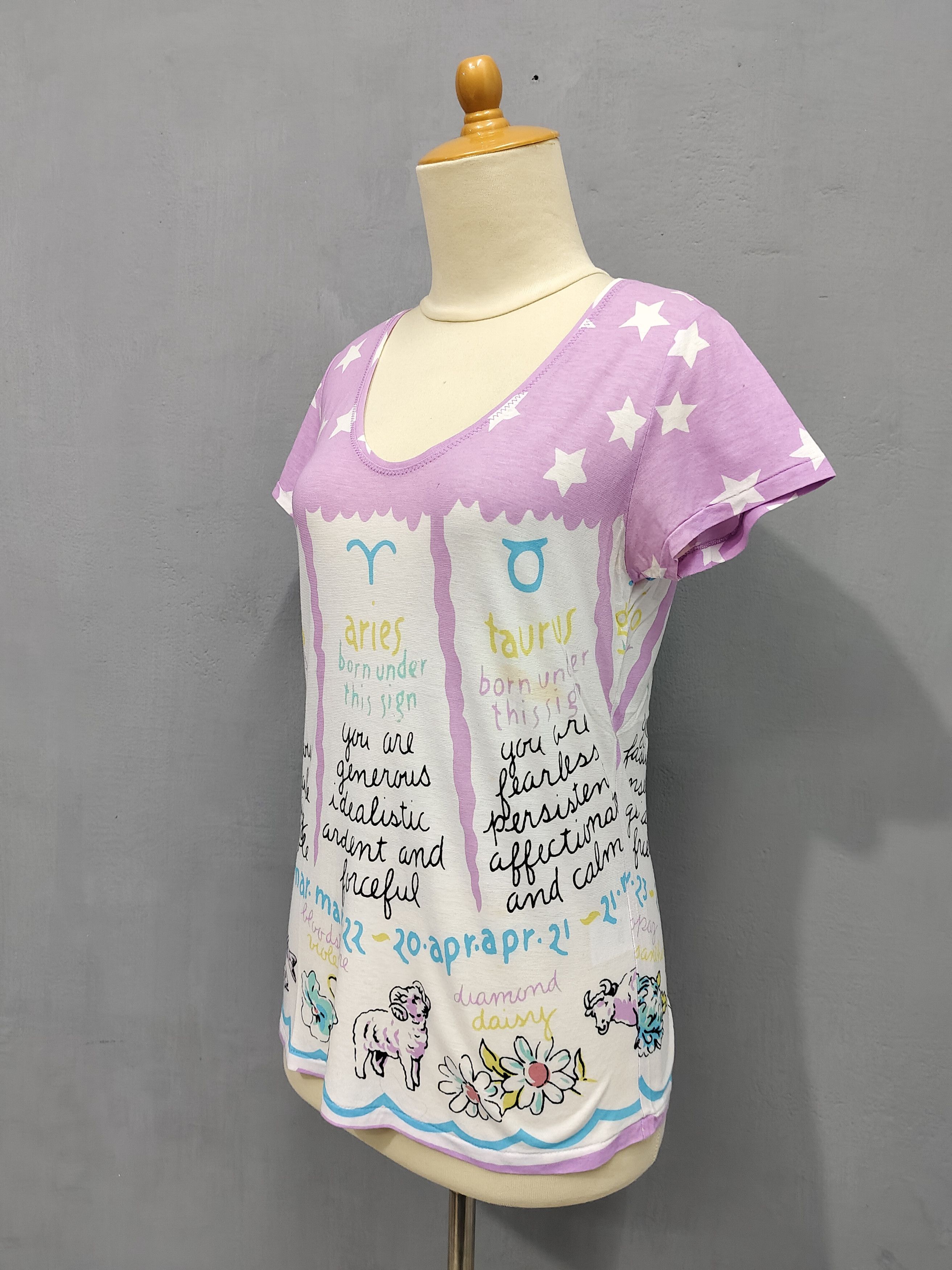 Tsumori Chisato DOPE🇯🇵Tsumori Chisato Zodiac Art Graphic Tshirt Size M / US 6-8 / IT 42-44 - 7 Thumbnail