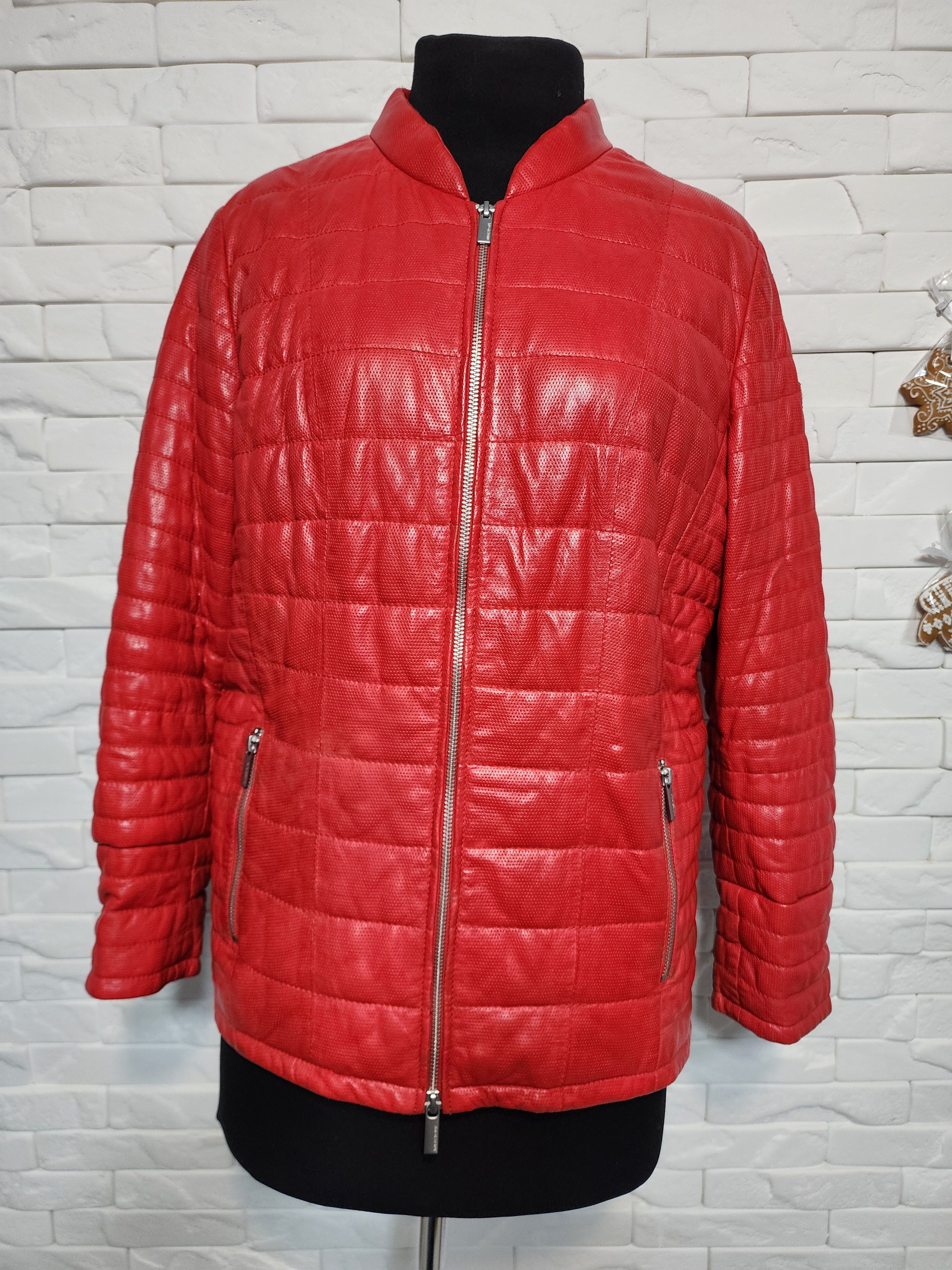 Uniqlo Red Leather Women's Jacket: Sporty Leather with Metal Zipper Size XL / US 12-14 / IT 48-50 - 1 Thumbnail