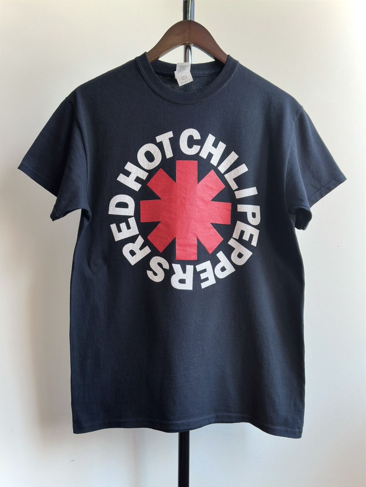 Band Tees × Vintage VINTAGE Y2K RED HOT CHILI PEPPERS BIG LOGO TEE Size US M / EU 48-50 / 2 - 1 Thumbnail