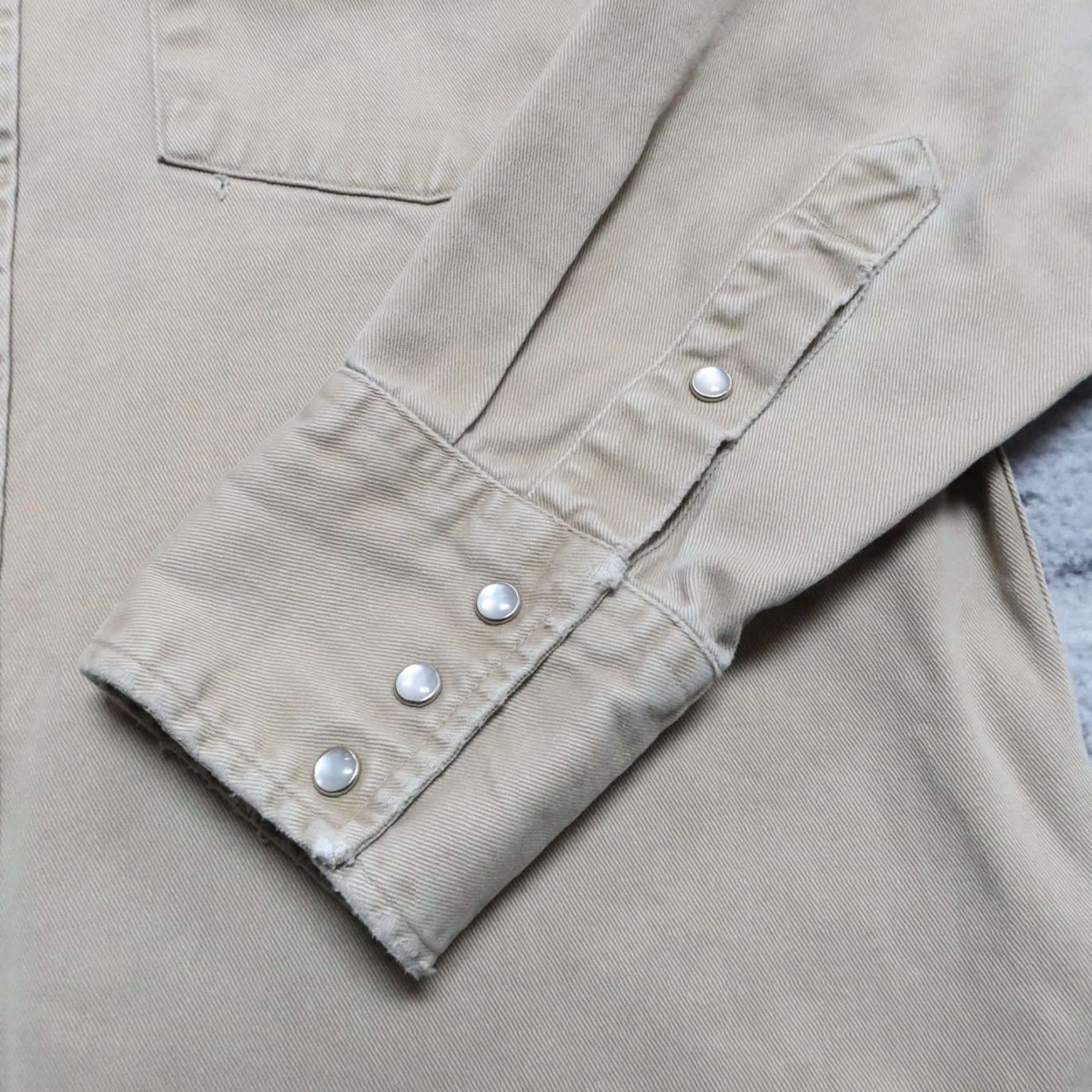 Carhartt VINTAGE Carhartt Distressed Pearl Snap Western Work Shirt Mens Shirt 16 1/2 Tan Size US L / EU 52-54 / 3 - 3 Thumbnail