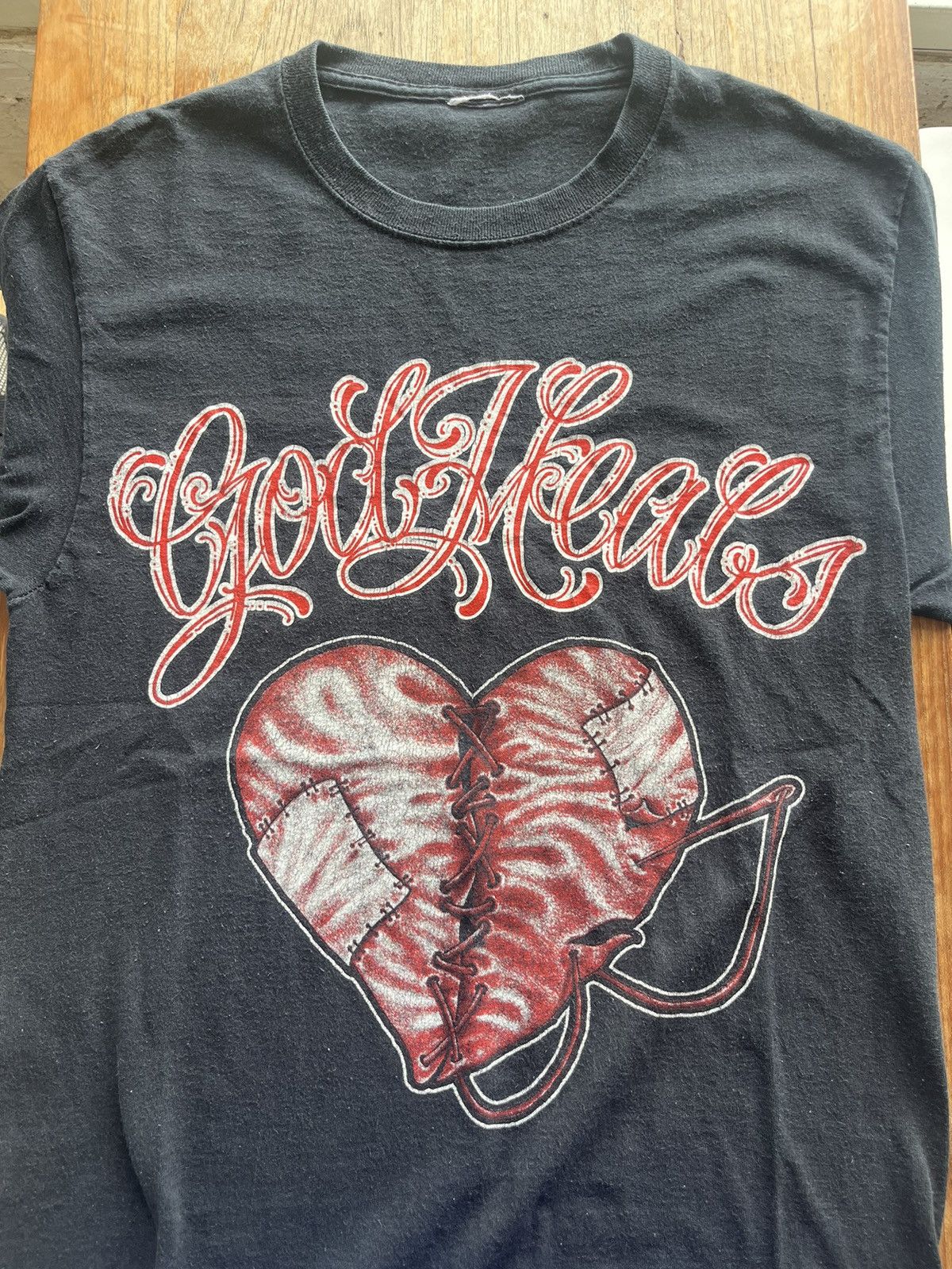 Vintage Vintage GOD HEALS Mark 5:34 Art design Tshirt Size US S / EU 44-46 / 1 - 3 Thumbnail