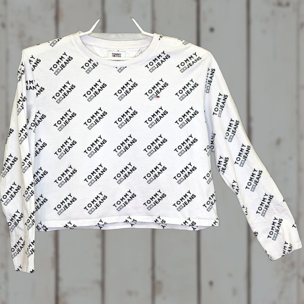 Tommy Hilfiger VINTAGE Tommy Jeans Y2K Crop T-Shirt Womens Large Long Sleeve Allover Spellout 100% Cotton Size L / US 10 / IT 46 - 1 Thumbnail