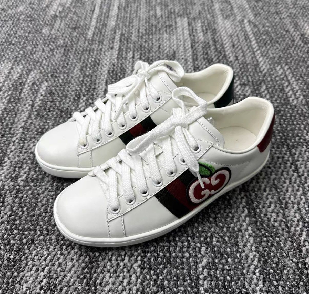 Gucci Gucci ACE Cherry White Sneakers J42 Size US 4.5 / IT 34.5 - 1 Thumbnail