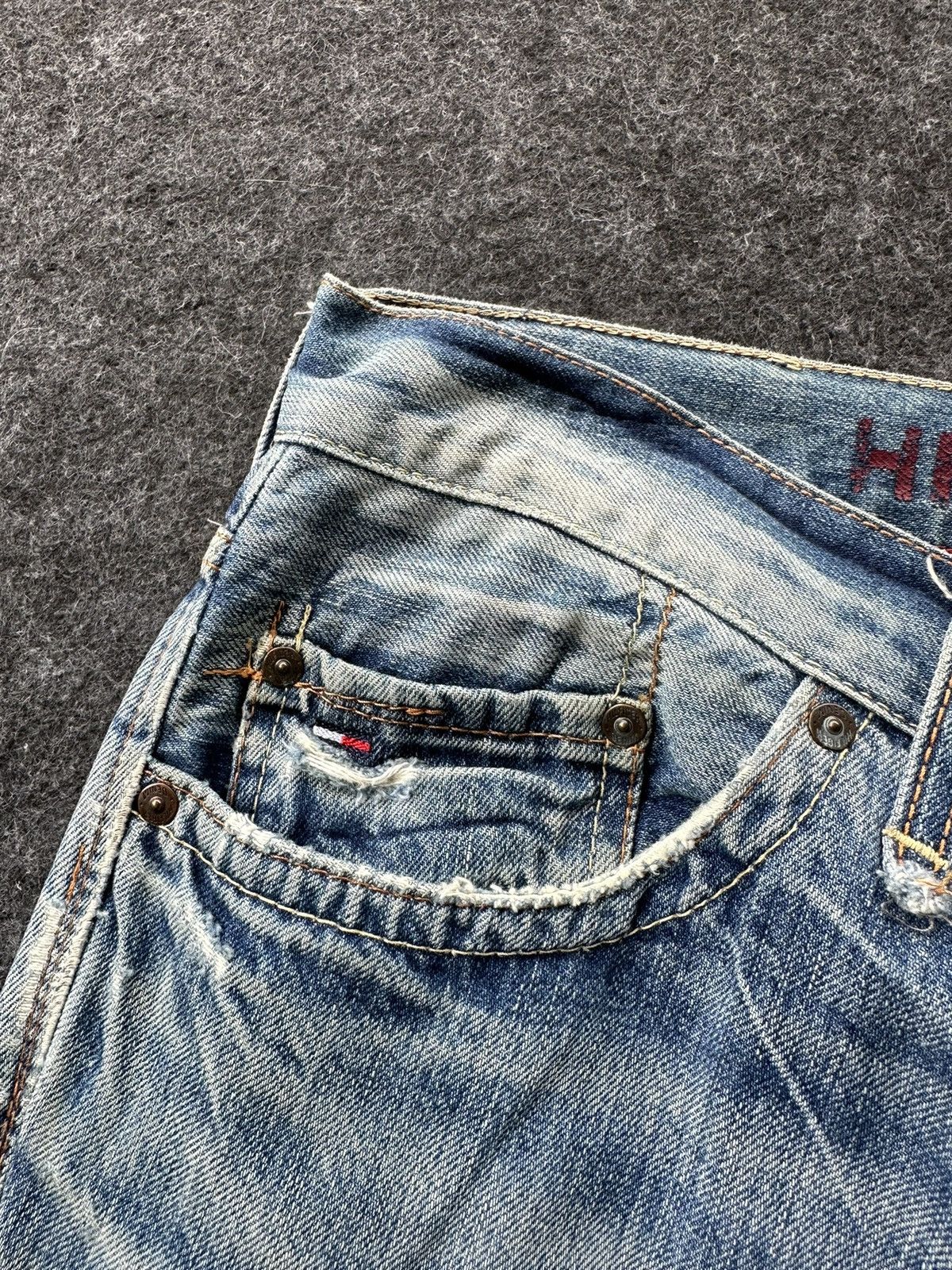 Tommy Hilfiger Tommy Hilfiger Heritage Worn Distressed Denim D453 Size US 30 / EU 46 - 14 Thumbnail