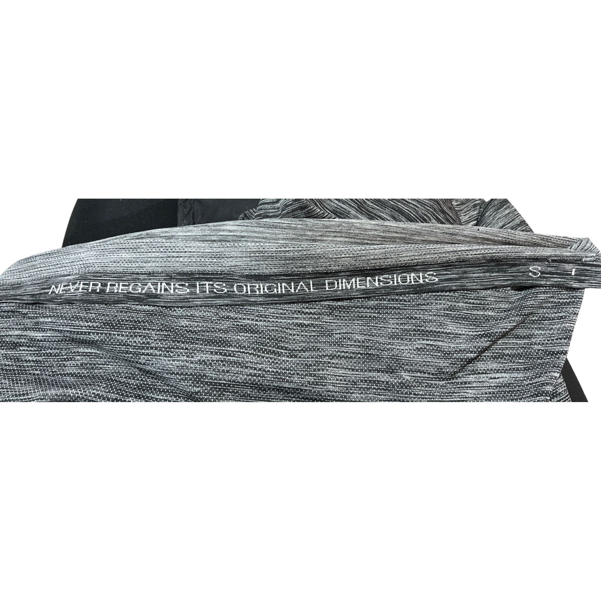 Other 𝓛𝓾𝓵𝓾𝓵𝓮𝓶𝓸𝓷 — Ⓗⓔⓐⓣⓗⓔⓡ Gray Short Sleeve T-Shirt Size US S / EU 44-46 / 1 - 3 Thumbnail