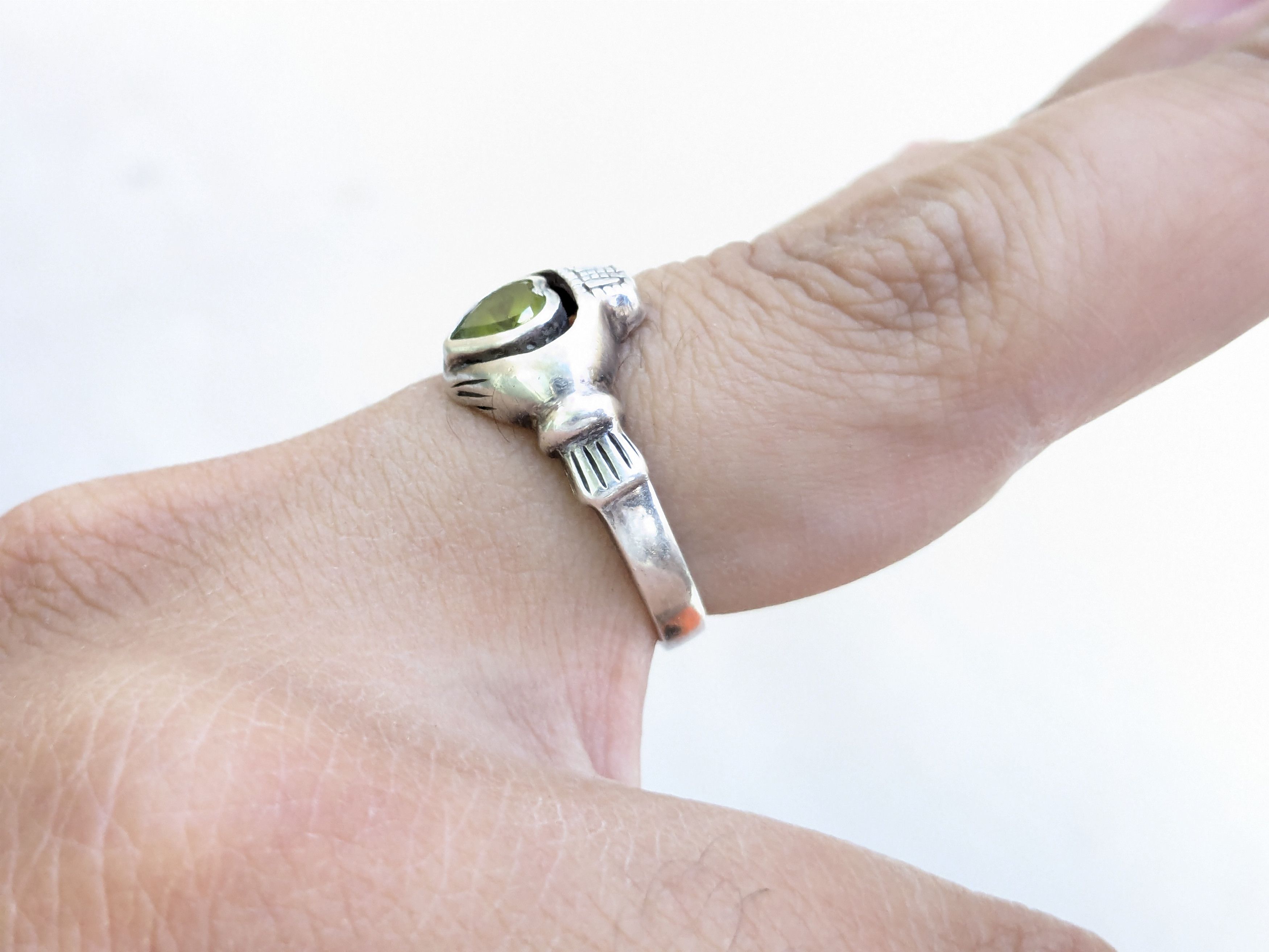 Jewelry Vintage Sterling Silver Ring Hearts Green Peridot 9 Band Size ONE SIZE - 12 Thumbnail
