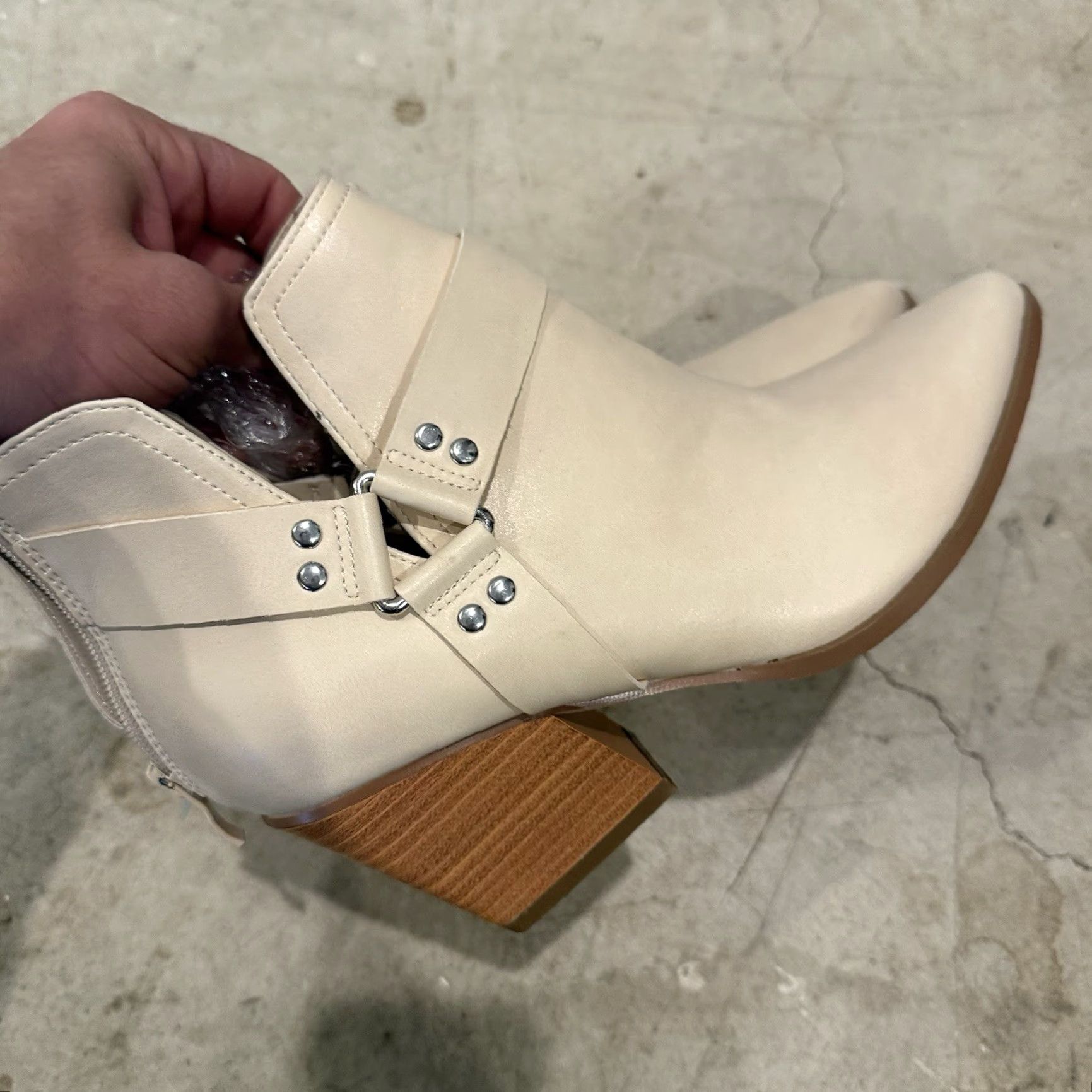 Vintage Coutgo Women's Boot Ankle Beige V Cutout Pointed Toe Faux Leather Block Heel Western 8.5 US Shoe Size Mid (2-2.9 in) Pre-owned Good Size US 9 / IT 39 - 4 Thumbnail