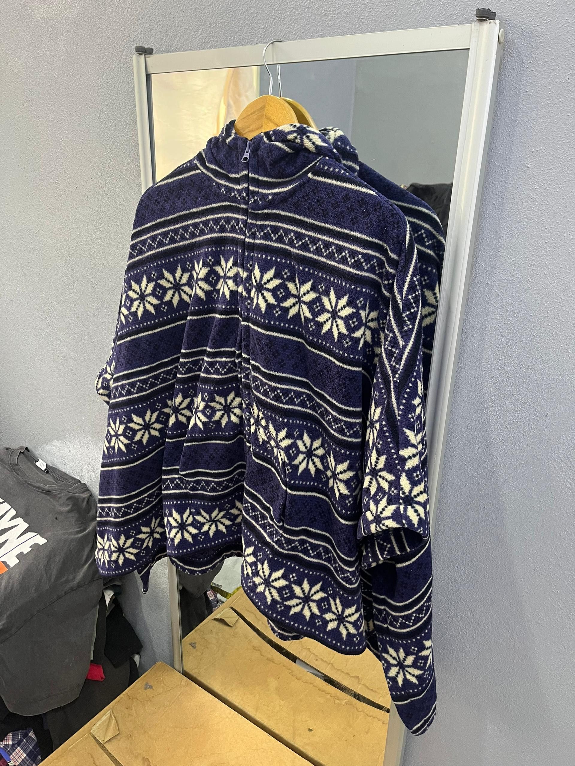 Uniqlo Uniqlo Fair Isle Caped Hoodie Poncho Fleece Size ONE SIZE - 2 Thumbnail