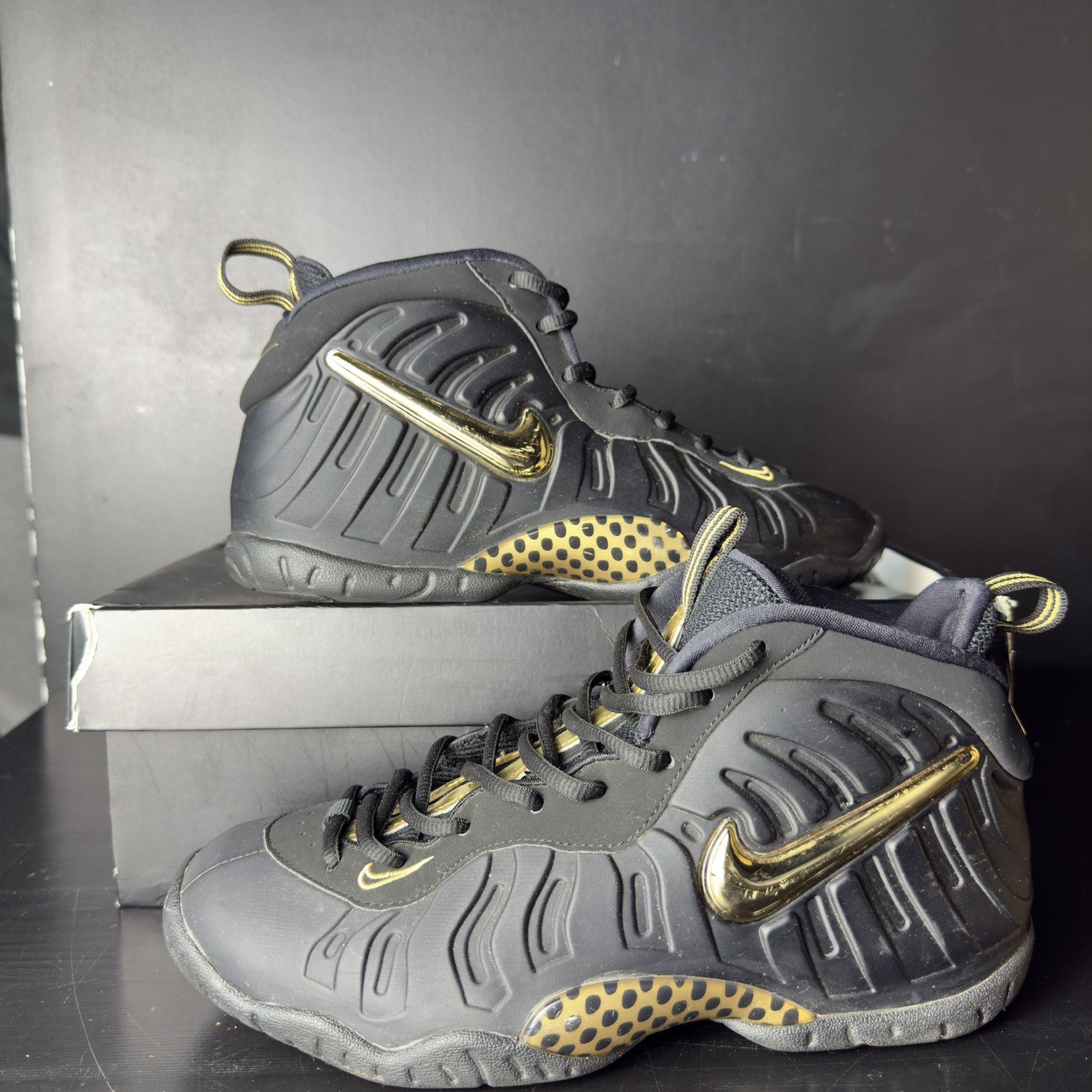 Nike Nike Air Foamposite Pro "Black Metallic Gold" (GS) **PRE-OWNED** - Size 7Y (US) Size US 7 / EU 40 - 1 Thumbnail