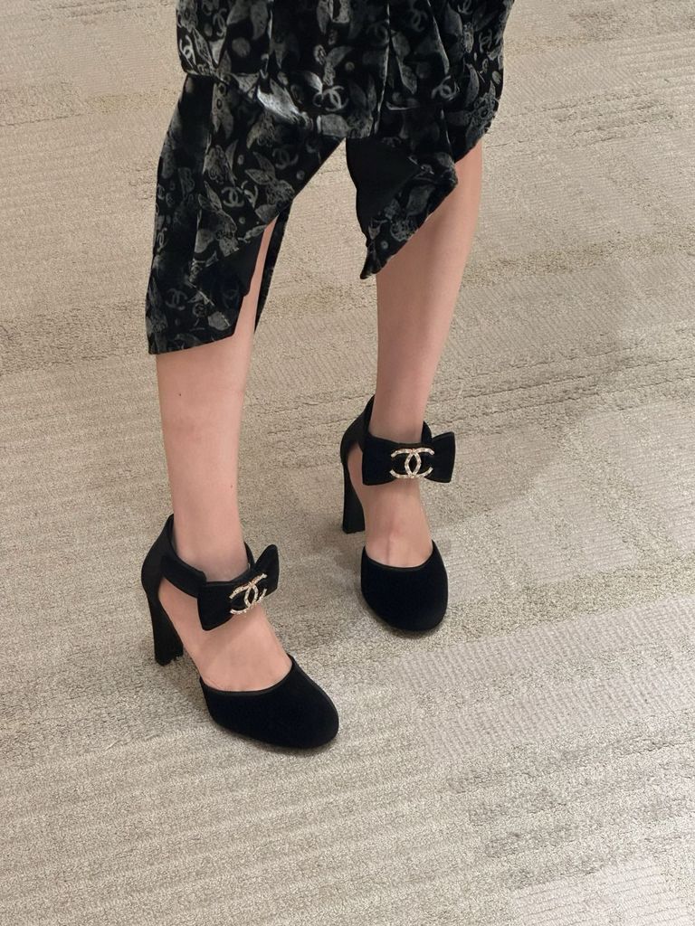 Chanel Chanel 24K Velvet Bow Crystal CC Ankle Strap Heel Pump 42 Size US 12 / IT 42 - 3 Thumbnail