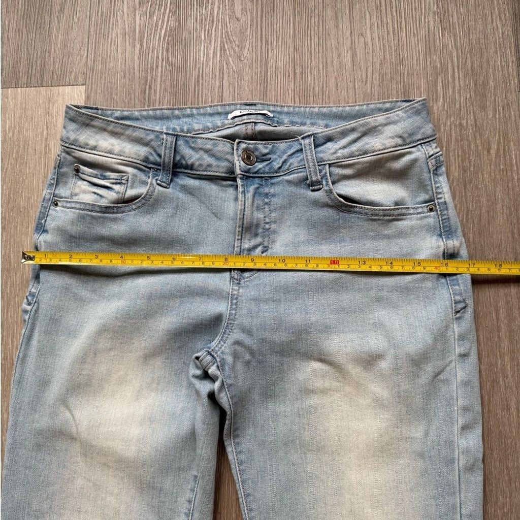 Hudsons Bay Kensie Blue Ankle Cropped Jeans with Distressed Style Size 27" / US 4 / IT 40 - 6 Thumbnail