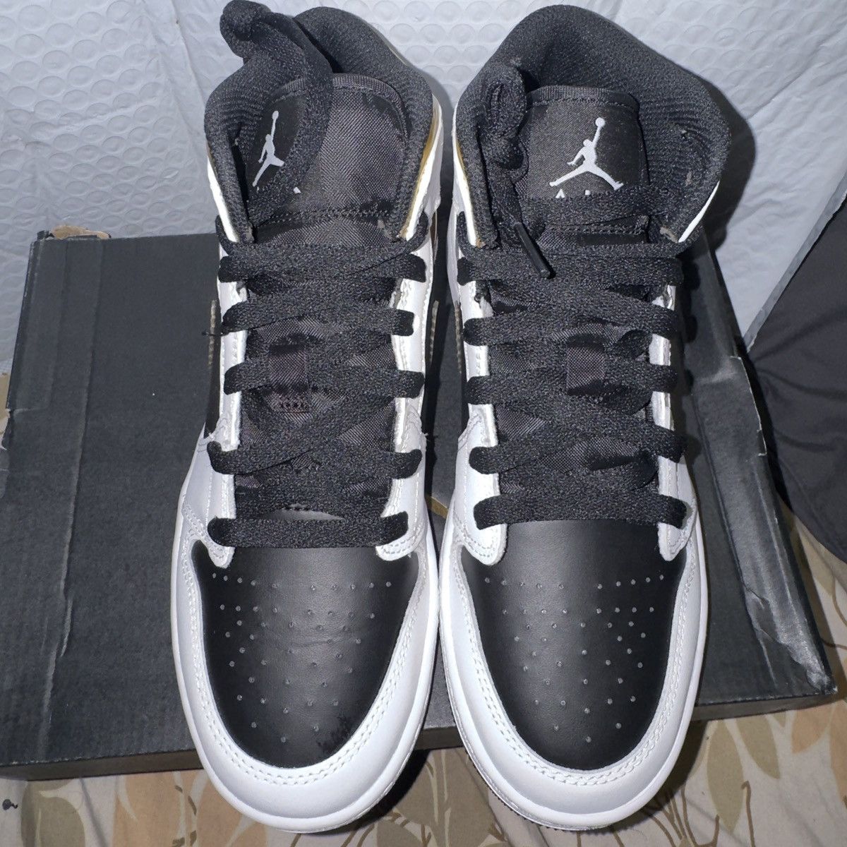 Jordan Brand Nike Air Jordan 1 Mid Black White Gold GS Size 5.5Y Size US 5.5 / EU 38 - 3 Thumbnail
