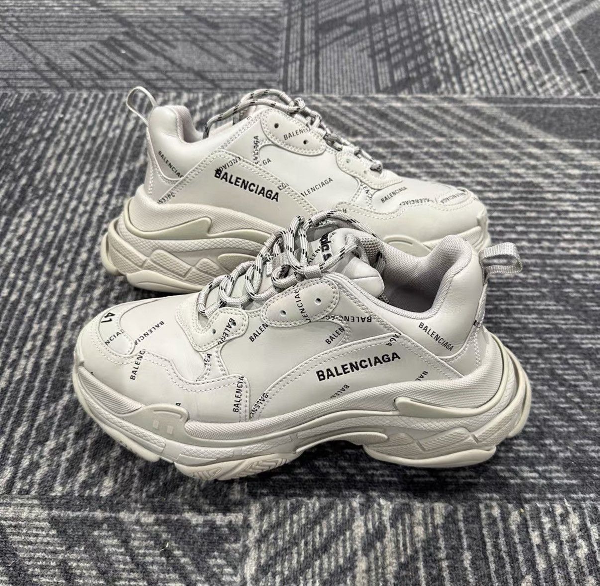 Balenciaga Balenciaga Triple S Grey Graffiti Sneakers J42 Size US 8 / EU 41 - 4 Thumbnail