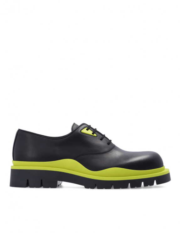o1loc1c0124 Tire in Black