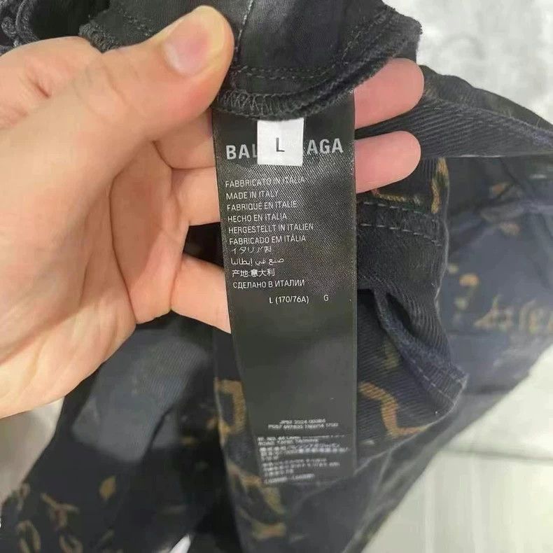 Balenciaga Balenciaga size L Graffiti Print Shorts Size US 27 - 8 Thumbnail