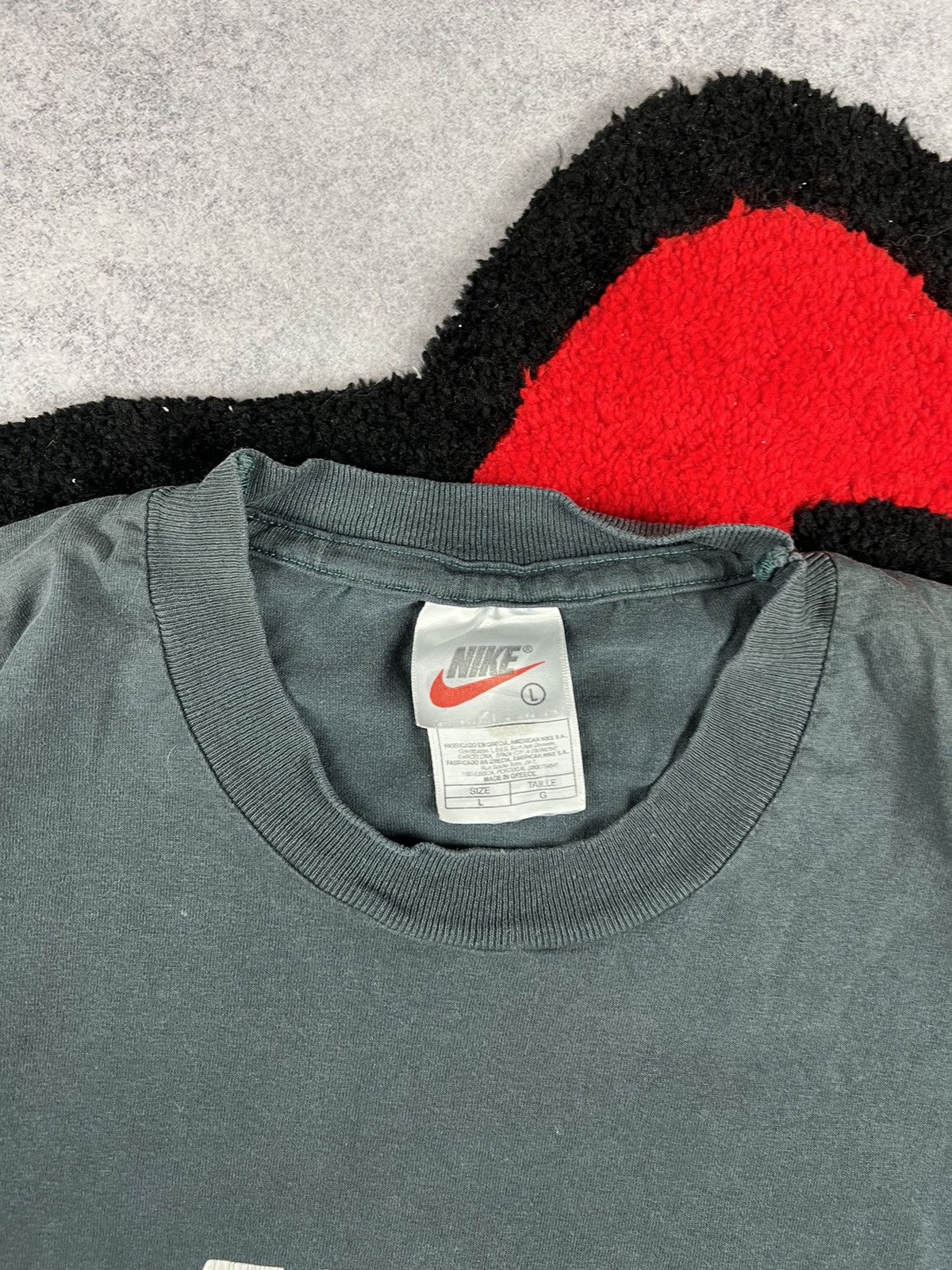 Vintage Vintage 90s Nike Faded Big Logo Swoosh Y2K Tee Shirt Size US L / EU 52-54 / 3 - 7 Thumbnail