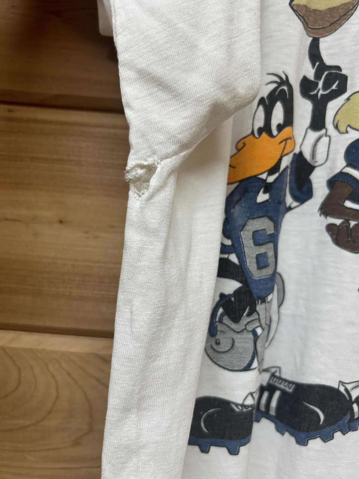 Vintage Vintage 90s Looney Tunes Taz Daffy Duck NFL Football T Shirt Size US L / EU 52-54 / 3 - 7 Thumbnail