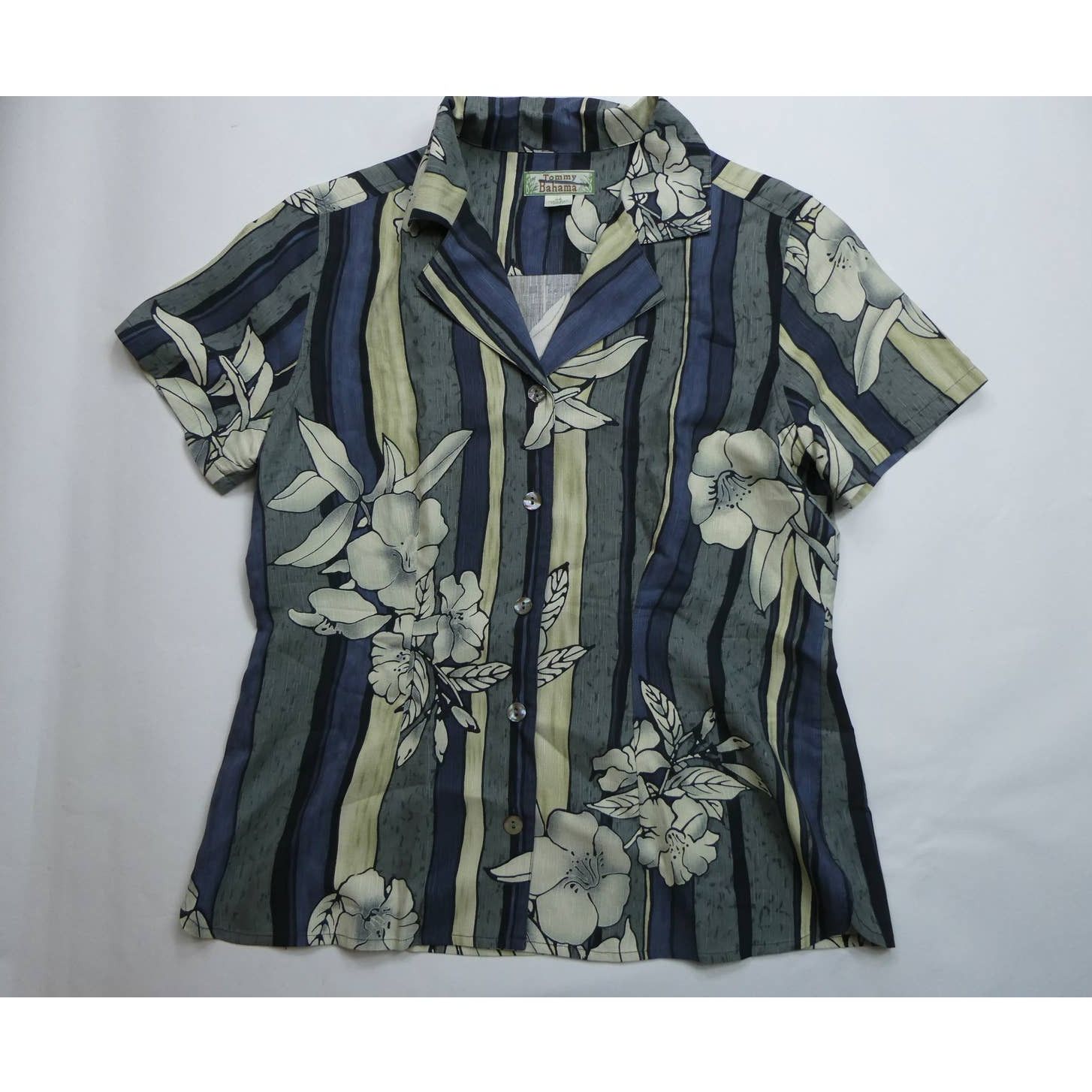 Tommy Bahama women's TOMMY BAHAMA 100% silk short sleeve shirt, XS, NEW Size XS / US 0-2 / IT 36-38 - 1 Thumbnail