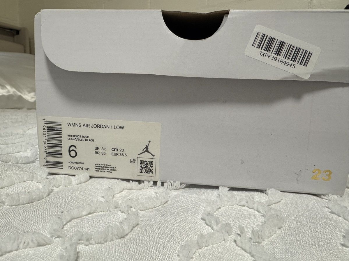 Nike WMNS AIR JORDAN 1 LOW Size US 6 / IT 36 - 1 Thumbnail