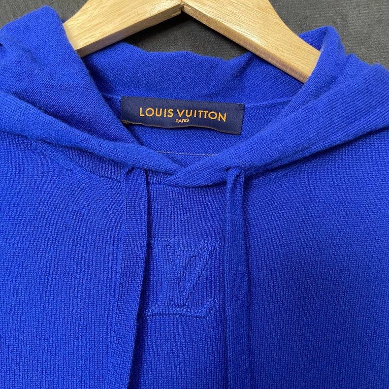 Louis Vuitton Louis Vuitton Blue neckline embossed logo hoodie Size US S / EU 44-46 / 1 - 3 Thumbnail
