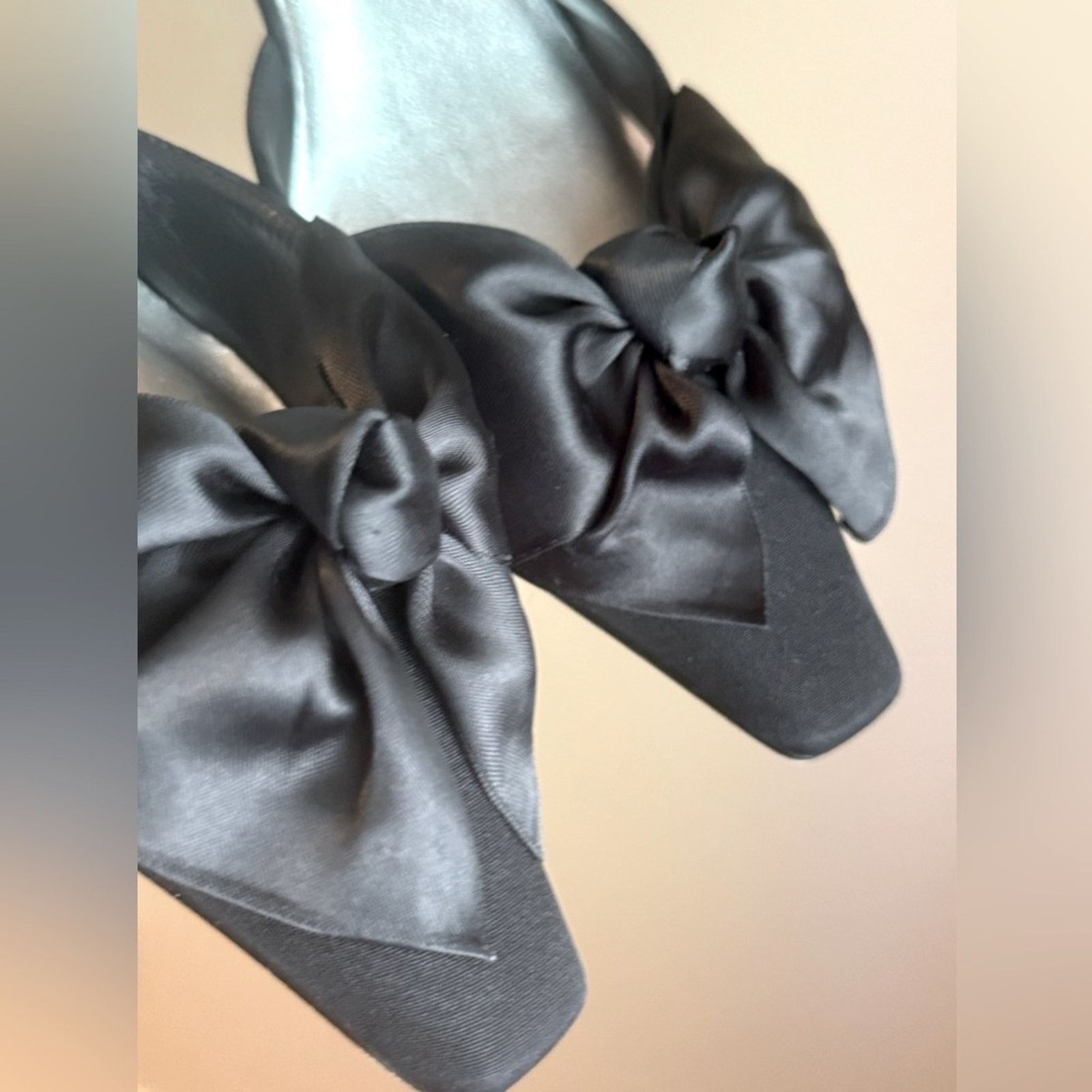 Stuart Weitzman Stuart Weitzman Vintage Loveknot Black Satin Pump 5.5 Size US 5.5 / IT 35.5 - 8 Thumbnail