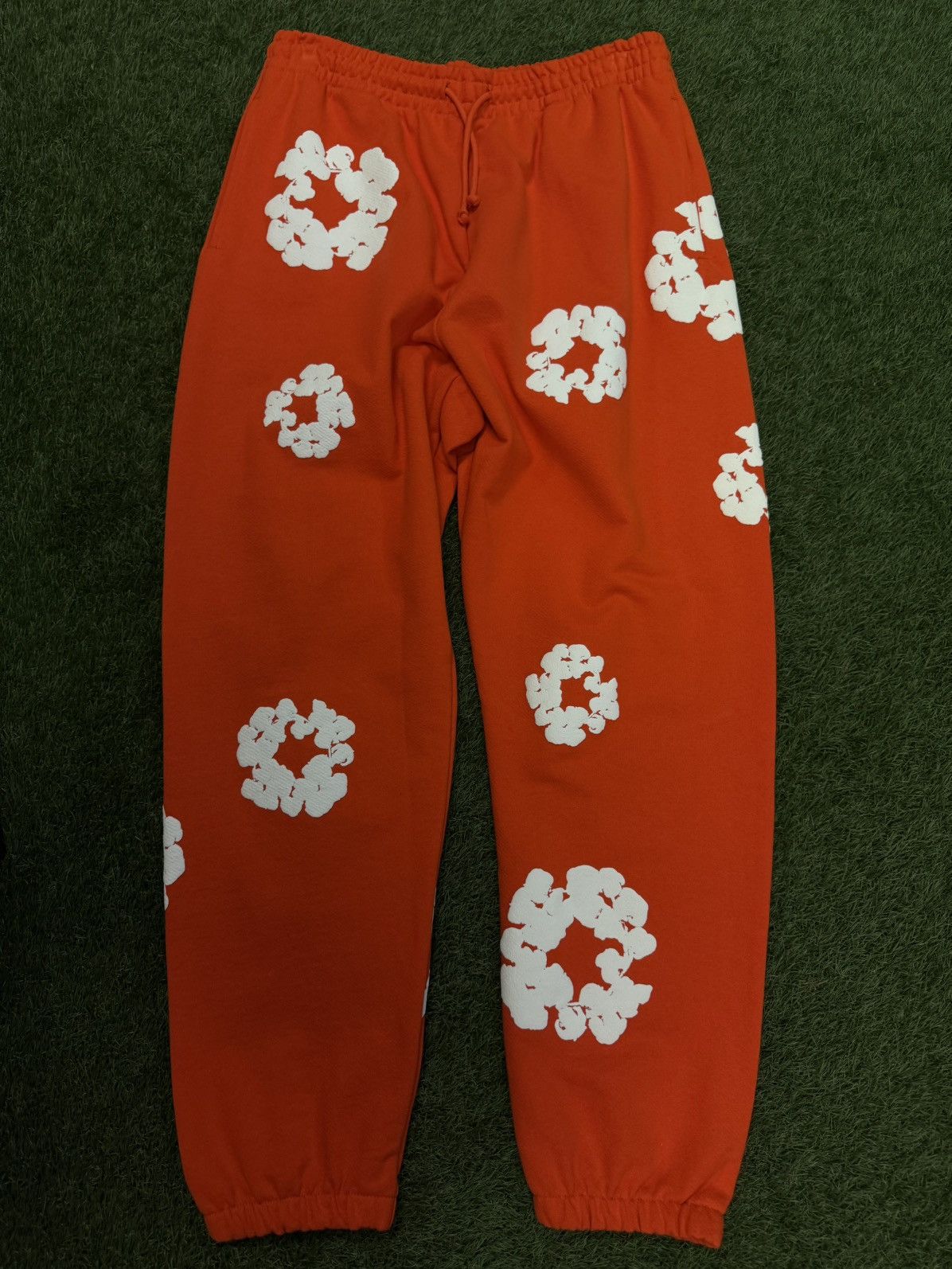 DENIM TEARS Denim Tears Cotton Wreath Sweatpants Size Large (NEW) Size US 33 - 4 Thumbnail