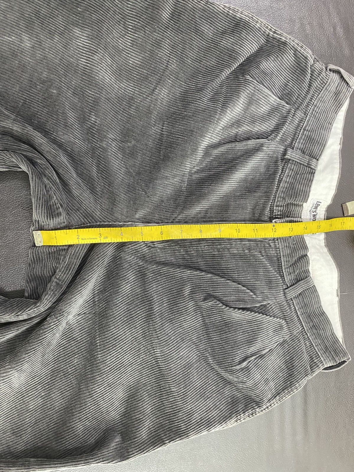 Levi's Levi’s Vintage Clothing 90s Corduroy Pants — Made in Japan Size US 34 / EU 50 - 16 Thumbnail