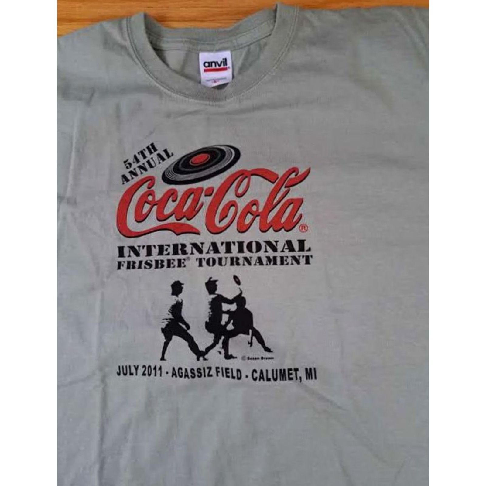 Anvil VINTAGE Coca-Cola International Frisbee Tournament 2011 Calumet Mi LG T-Shirt Unisex Adults L Short Sleeve tan Size US L / EU 52-54 / 3 - 2 Thumbnail