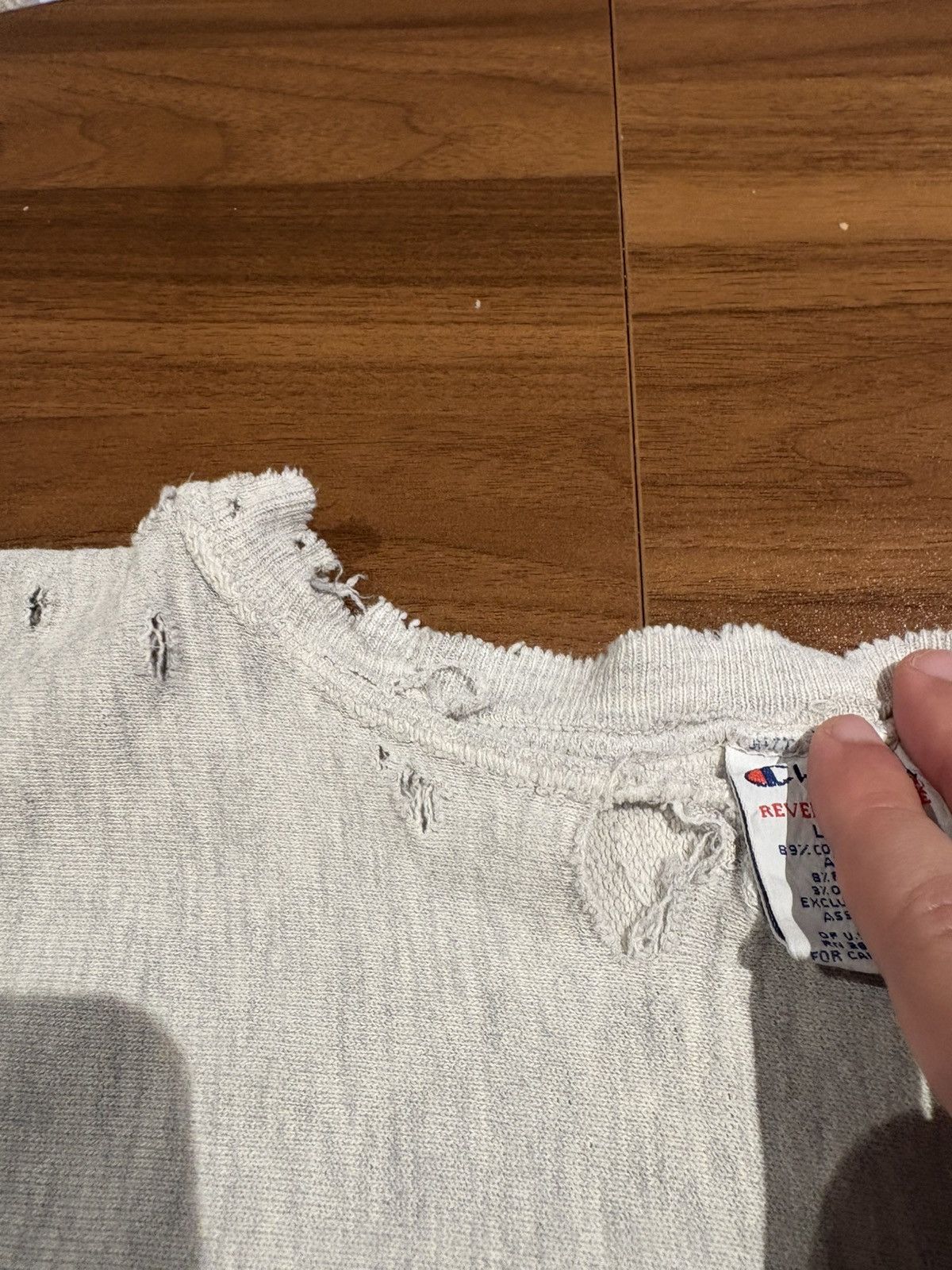 Champion RARE super distressed fox news champion reverse weave size L Size US L / EU 52-54 / 3 - 3 Thumbnail