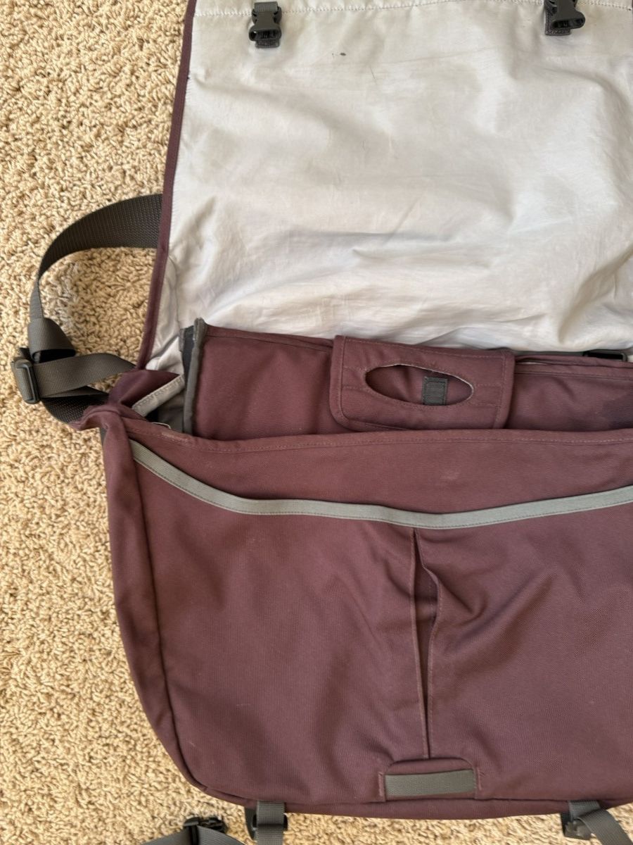 Patagonia Patagonia Messenger Bag - Plum/Marroon & silver Size ONE SIZE - 7 Thumbnail