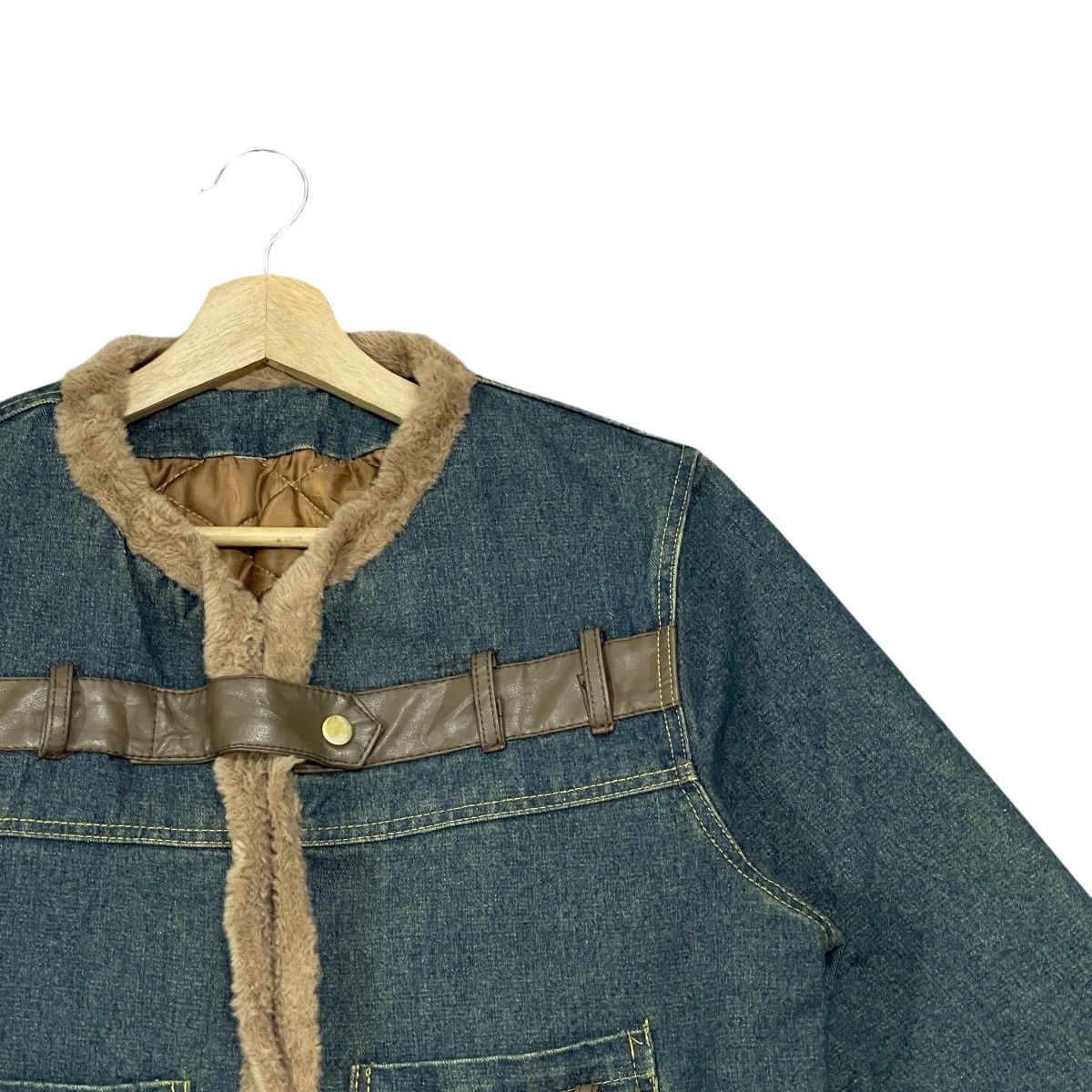 Japanese Brand Vintage Faux Fur Trimmed Denim Jacket — Leather Straps Size L / US 10 / IT 46 - 2 Thumbnail