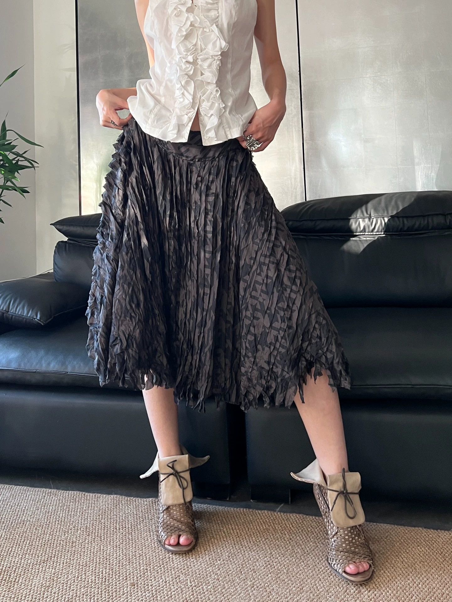 DKNY Vintage DKNY Pleated Textured Silk Skirt M Size 27" / US 4 / IT 40 - 2 Thumbnail