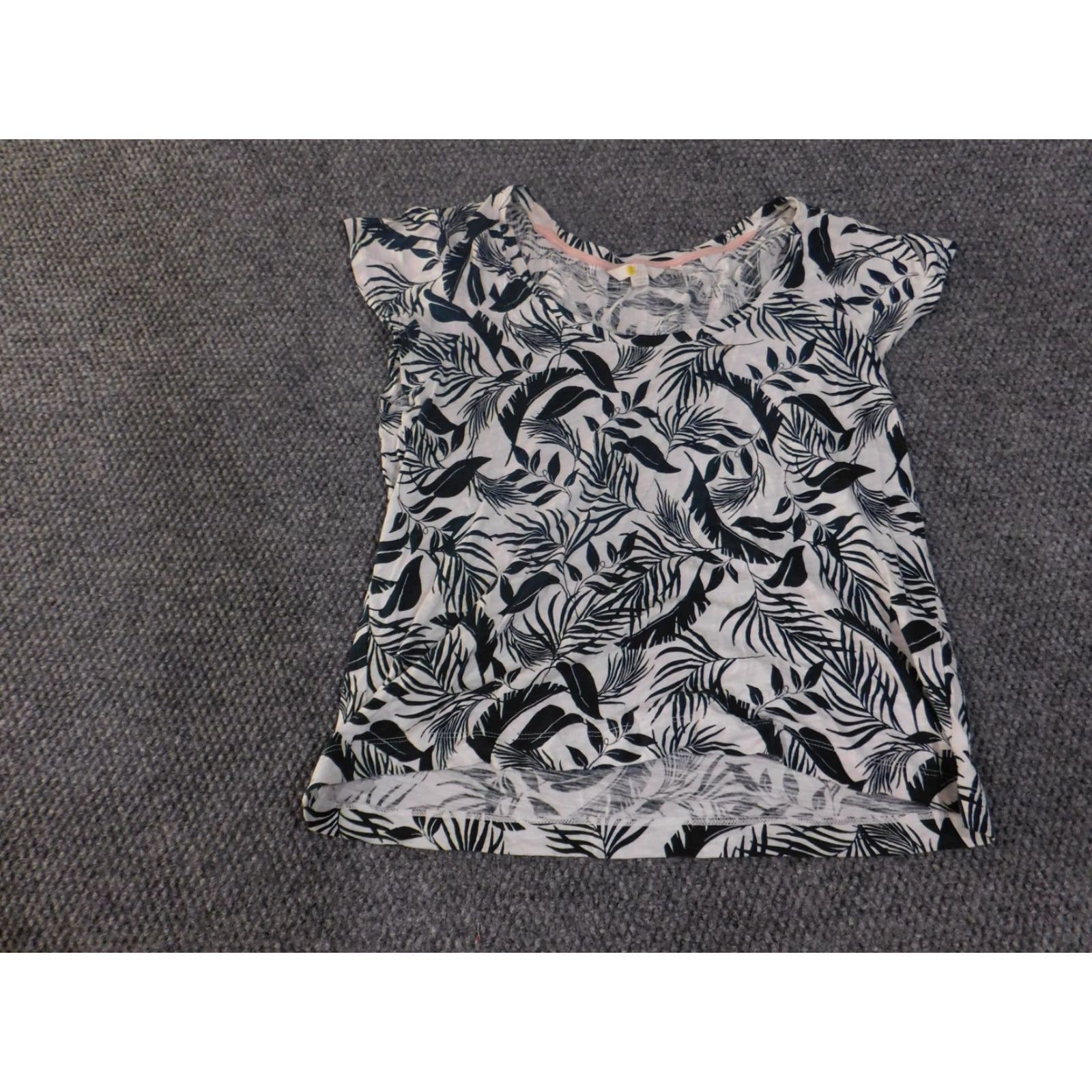 Boden Boden Shirt Womens US 10 Black White Leaf Print 100% Cotton Scoop Neck Short Sleeve Cap Sleeve Floral Tee Size L / US 10 / IT 46 - 2 Thumbnail