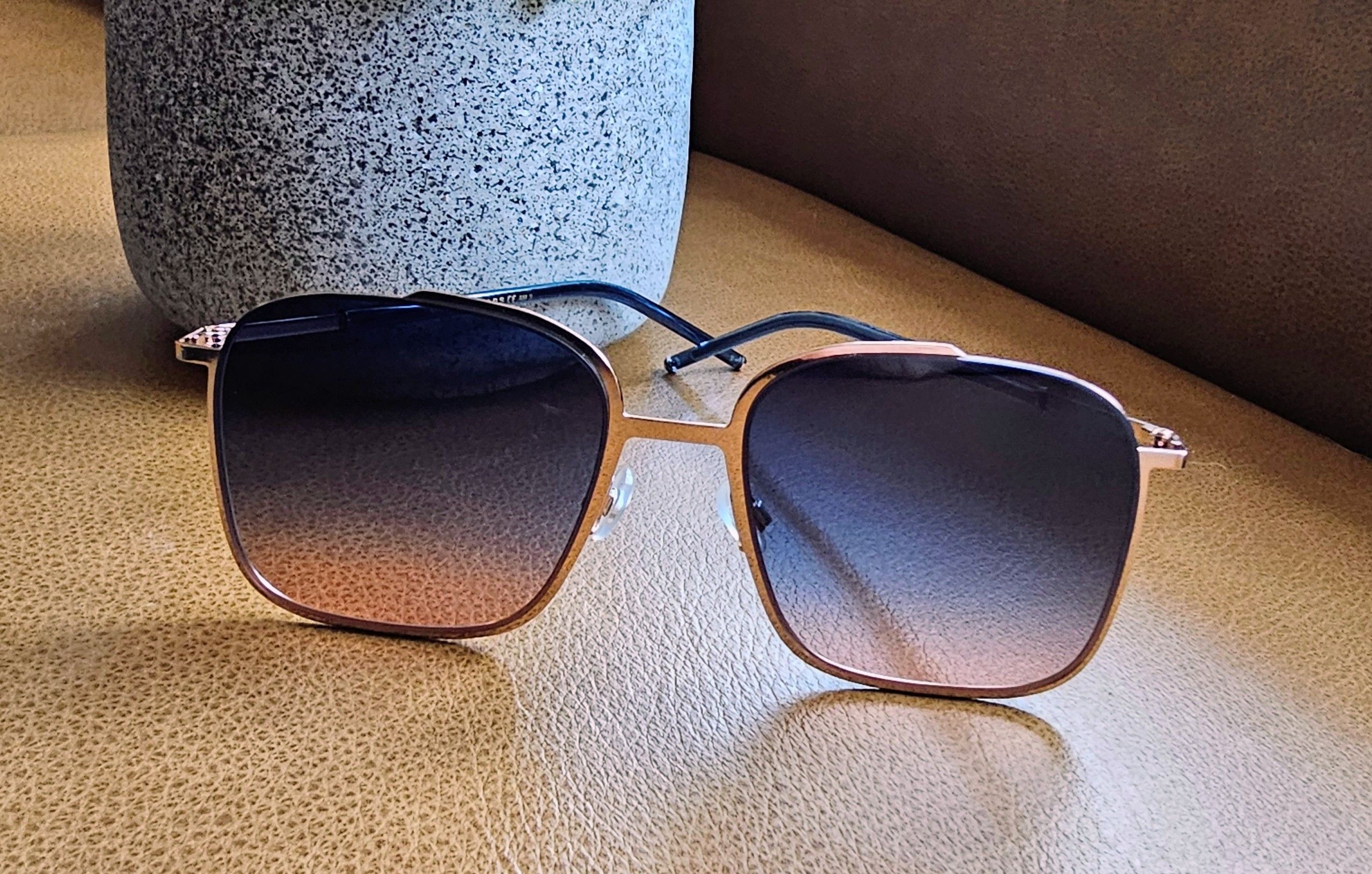 Marc Jacobs Marc Jacobs Square, Gold Metal Frame, Gradiant Lenses. Rare. Size ONE SIZE - 13 Thumbnail