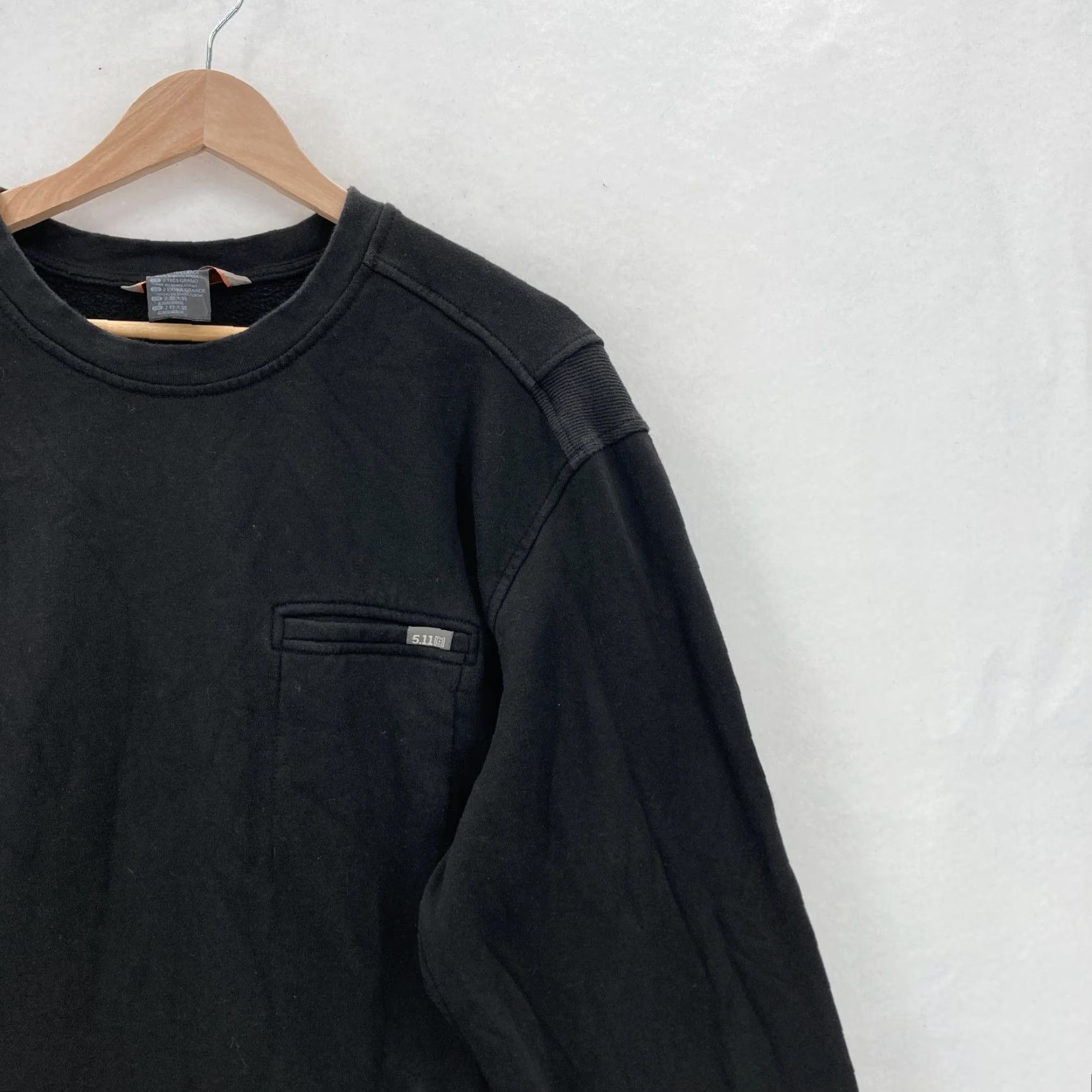 Vintage VINTAGE 5.11 Tactical Sweatshirt Mens 2XL Black Crewneck Fleece Chest Zip Pocket Logo Size US XXL / EU 58 / 5 - 2 Thumbnail