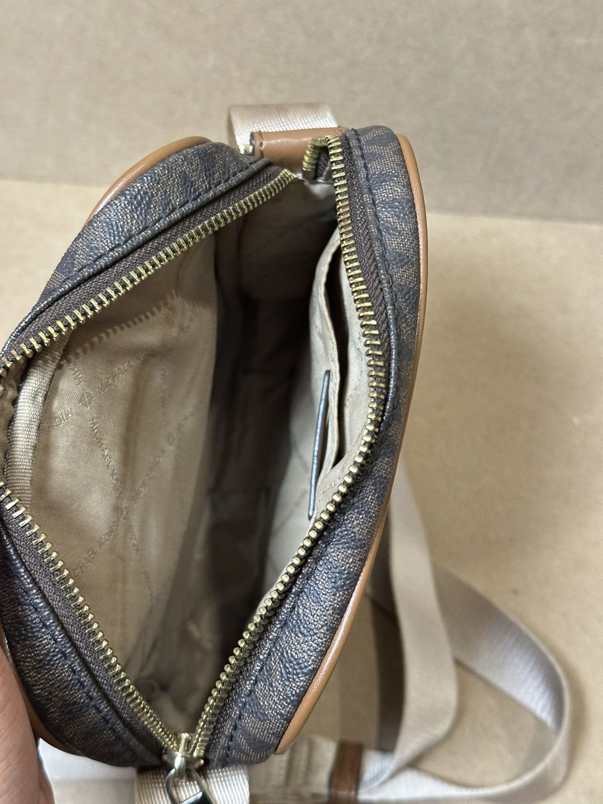 Michael Kors MICHAEL KORS SLING SLING BAG. Size ONE SIZE - 16 Thumbnail