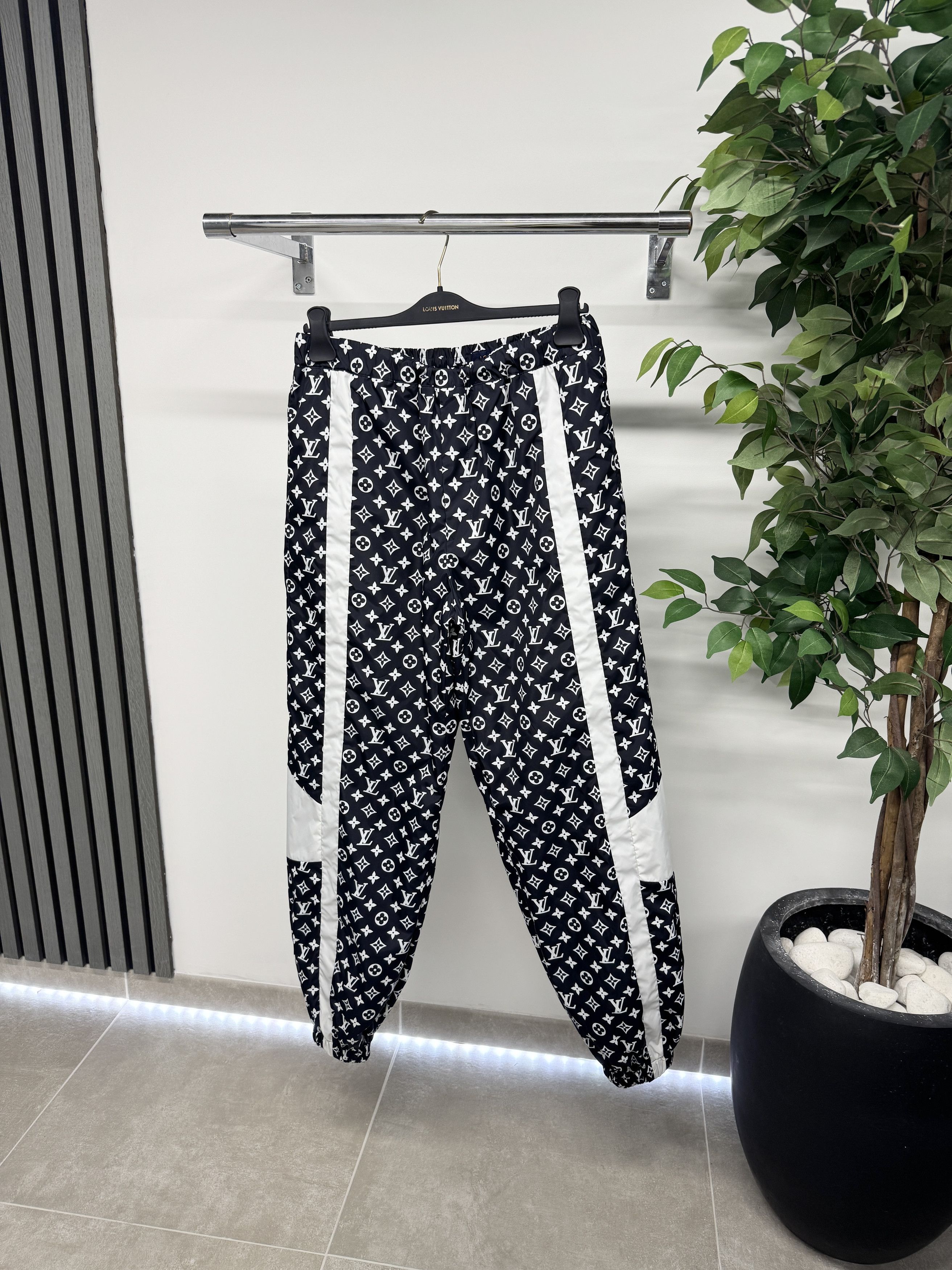 Louis Vuitton Louis Vuitton 1AFWQB Monogram Track Pants RRP £1720 Size US 30 / EU 46 - 1 Thumbnail