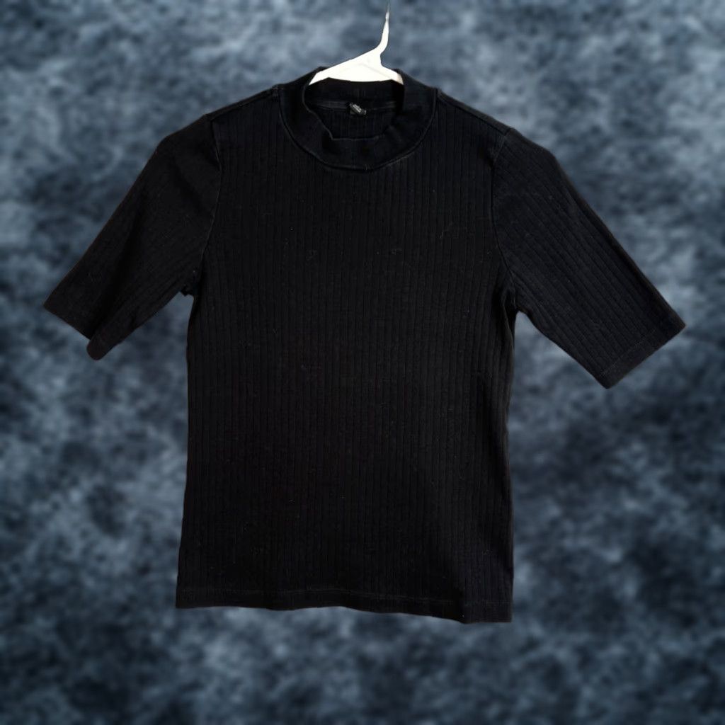 Uniqlo VINTAGE Uniqlo Shirt Womens Small Black Mock Neck Short Sleeve Top Size S / US 4 / IT 40 - 1 Thumbnail