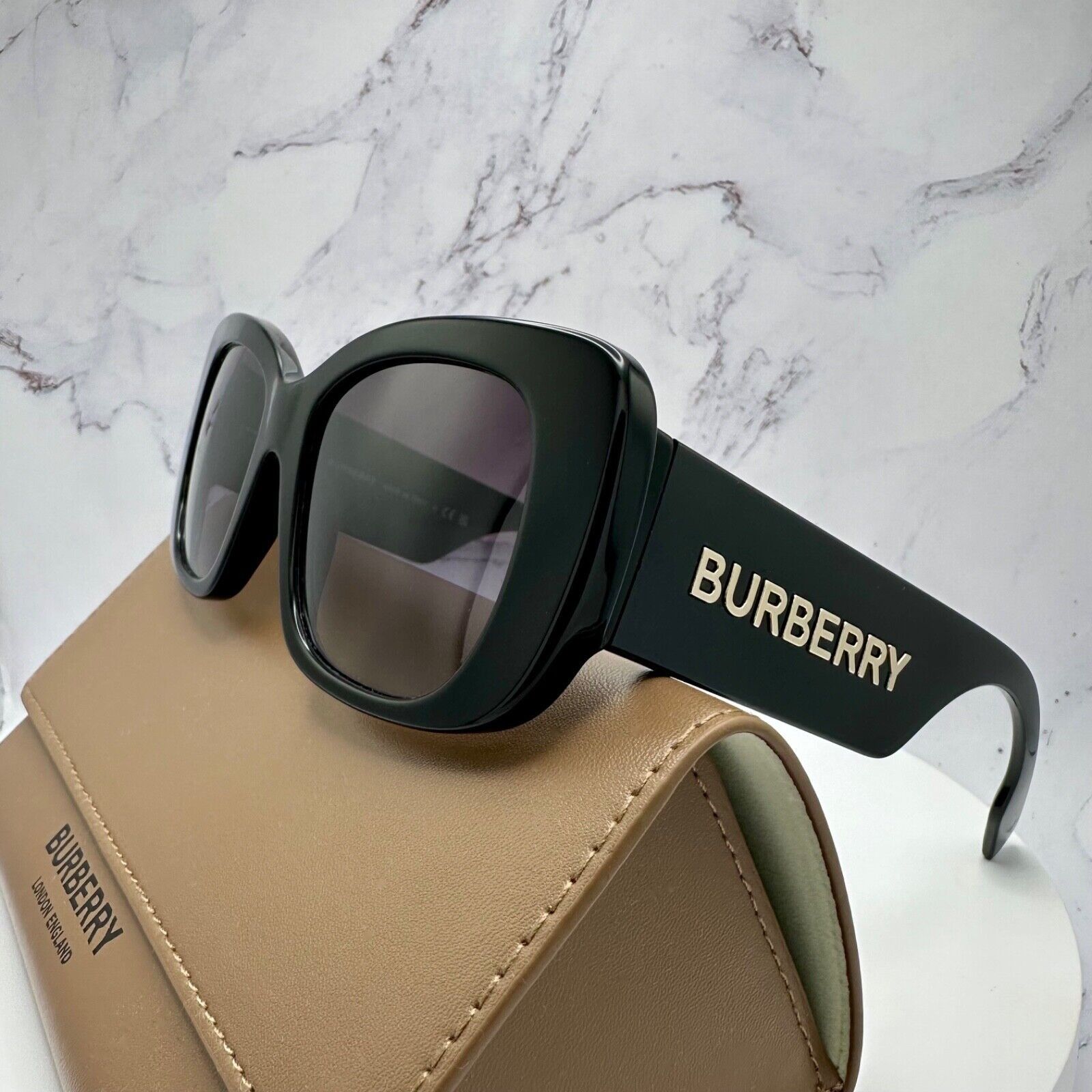 Burberry Burberry Sunglasses Black Acetate Gold Metal Logo Oversized Size ONE SIZE - 16 Thumbnail