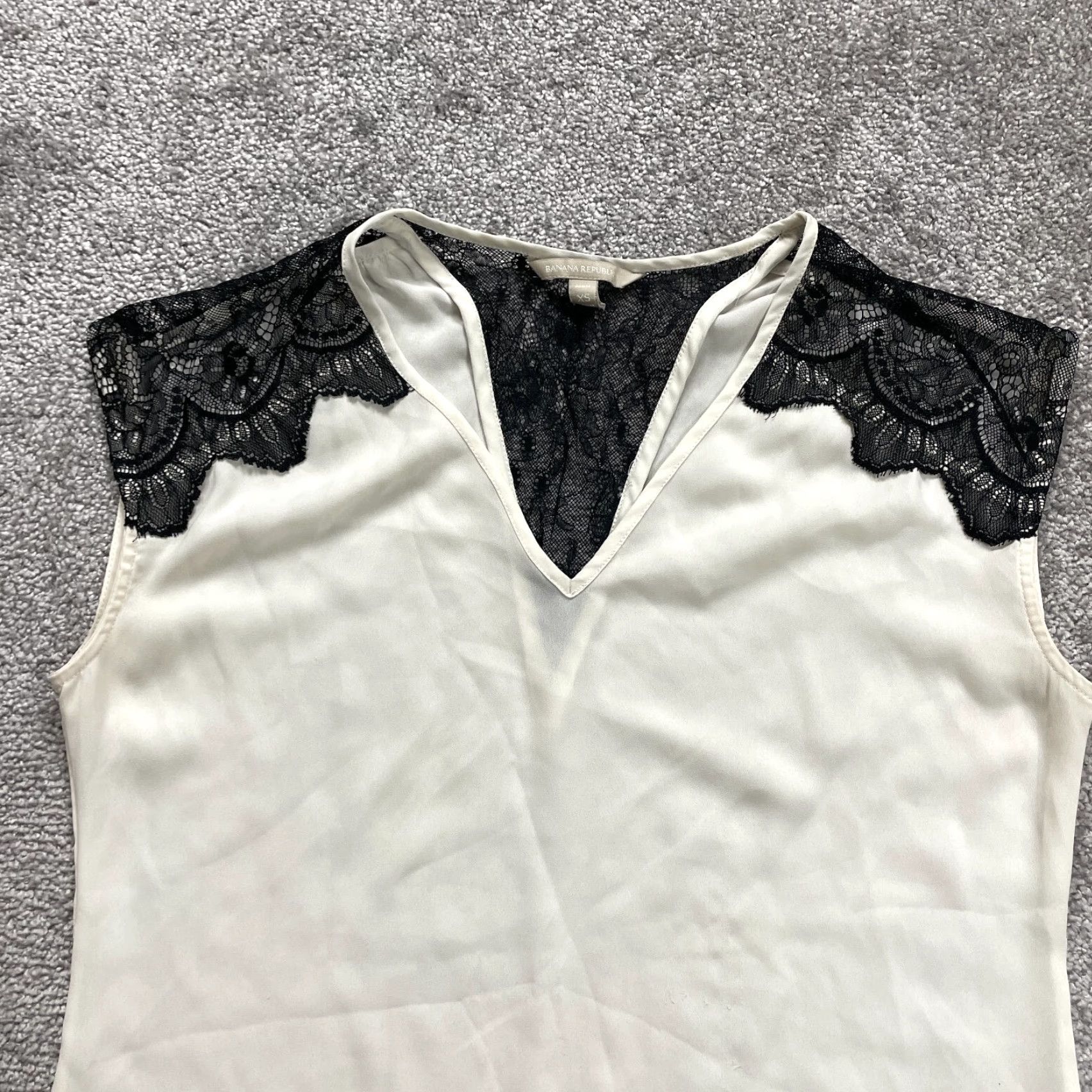 Banana Republic Banana Republic Tank Top Womens PXS White Lace V-Neck Sleeveless Blouse Size XS / US 0-2 / IT 36-38 - 5 Thumbnail
