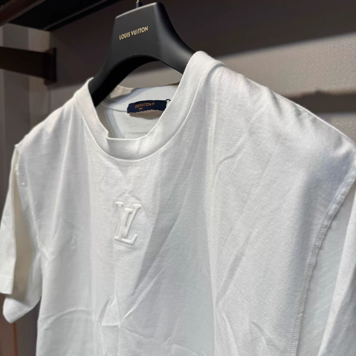 Louis Vuitton Louis Vuitton White Embossed Short Sleeve T-shirt L Size US L / EU 52-54 / 3 - 4 Thumbnail
