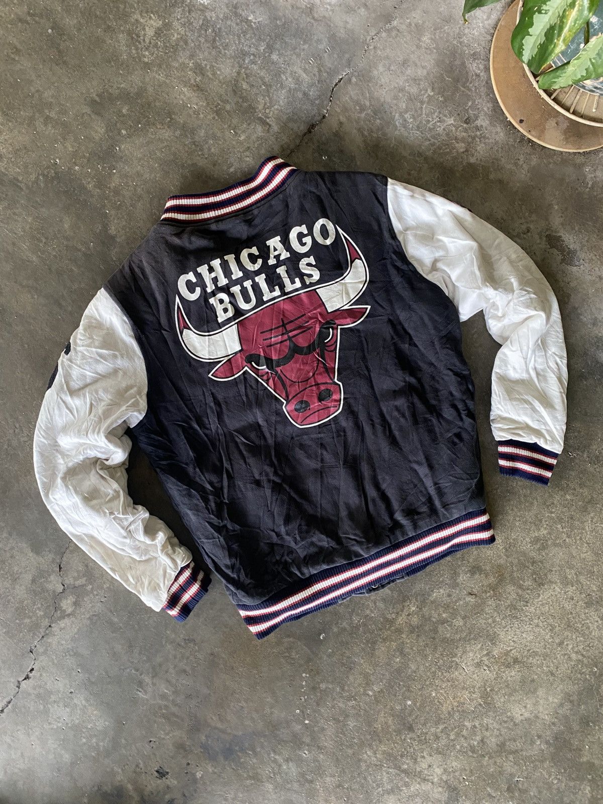 NBA VTG Chicago Bulls Backhit Bulls Varsity Jacket 🔥 Size US M / EU 48-50 / 2 - 1 Thumbnail