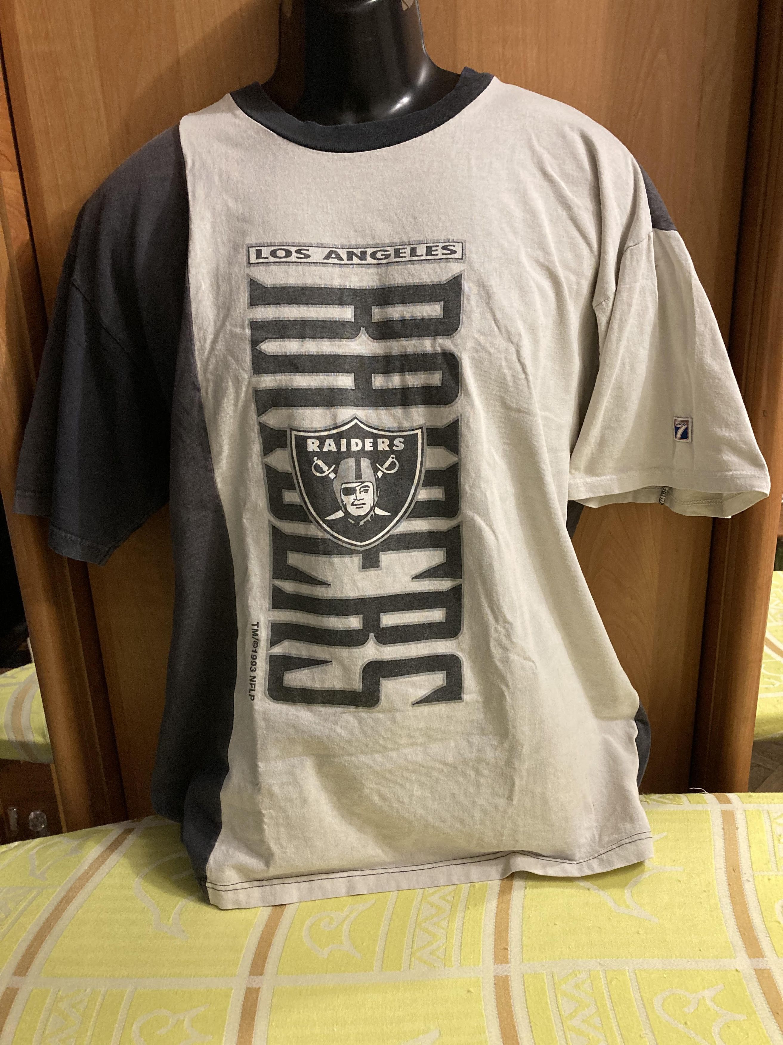 Logo 7 Vintage 1993 Los Angeles Raiders NFL Graphic T-Shirt Size US XL / EU 56 / 4 - 1 Thumbnail