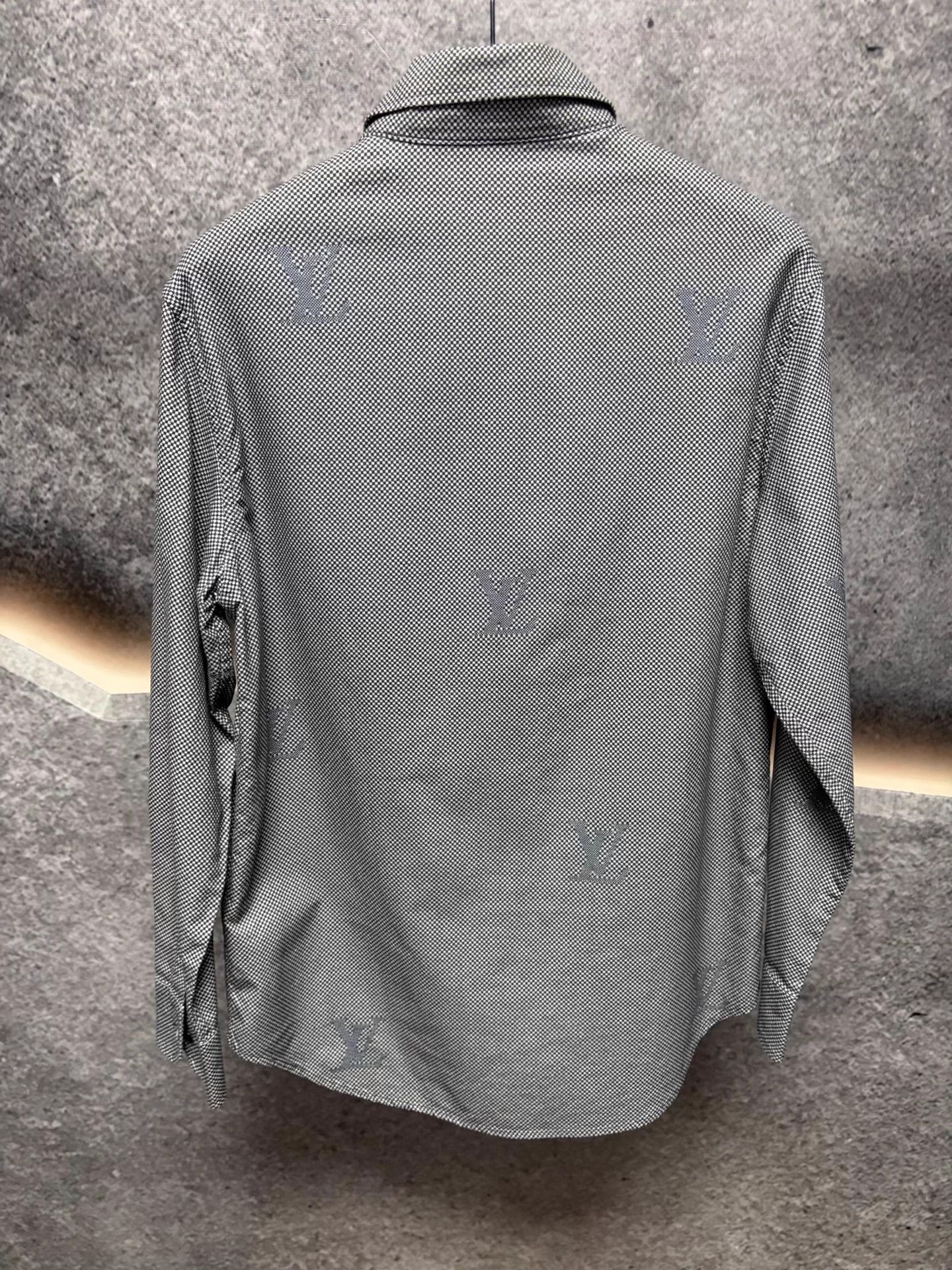 Louis Vuitton Louis Vuitton long-sleeve shirt S size Italian made Size US S / EU 44-46 / 1 - 2 Thumbnail