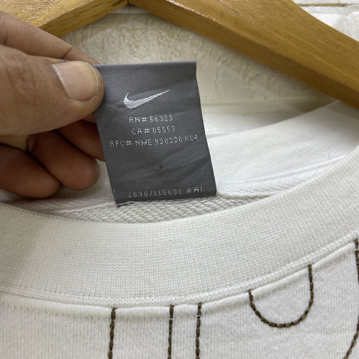 Nike 💥Vintage Nike Shaggy Swoosh Center Logo Crewneck Sweatshirt Size US M / EU 48-50 / 2 - 7 Thumbnail