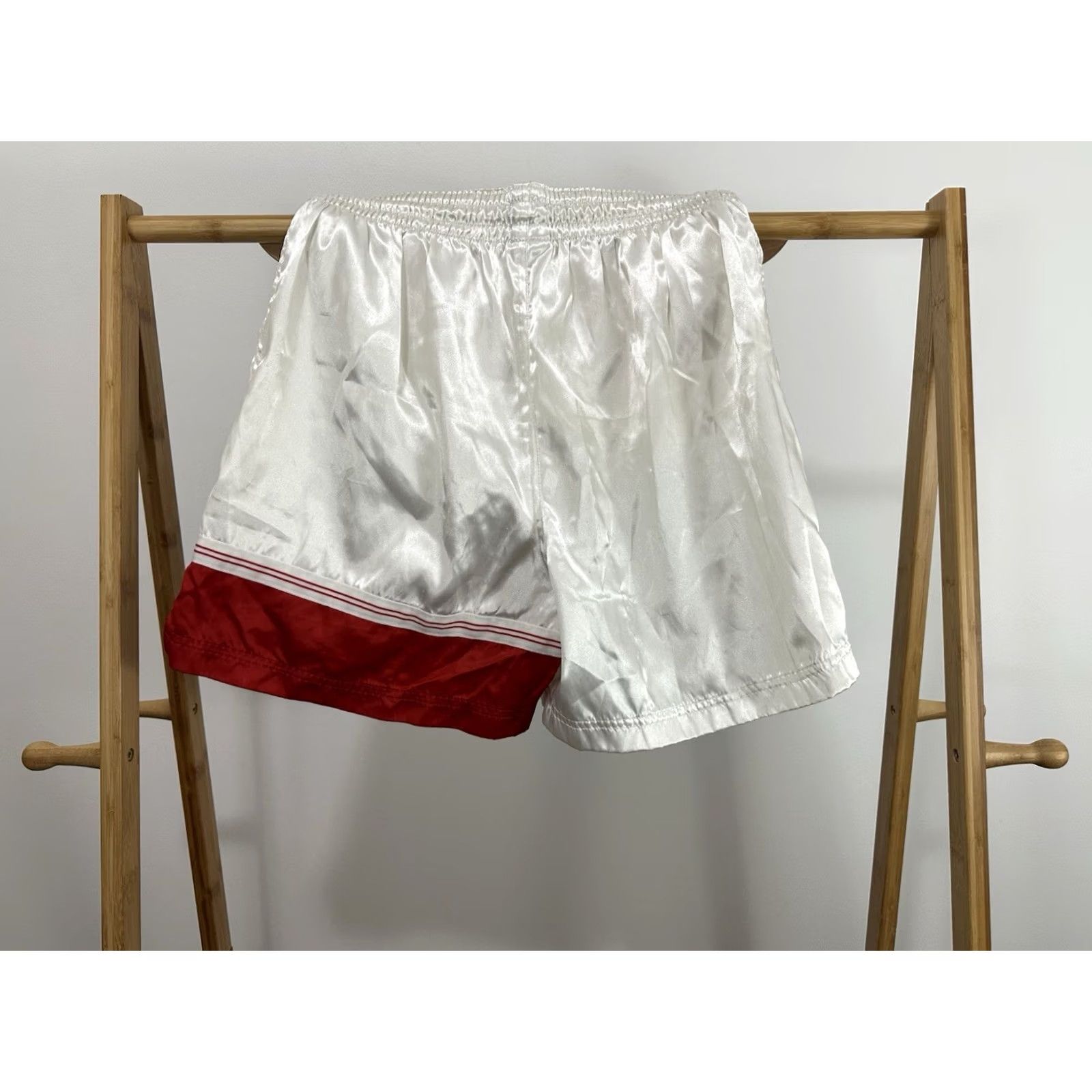Nike Nike Swoosh Nylon Baggy Satin Shiny Women's Shorts M 90s VTG White Body Boyfriend Style Ladies Nike Shorts Mens Womens Size 32" / US 10 / IT 46 - 4 Thumbnail