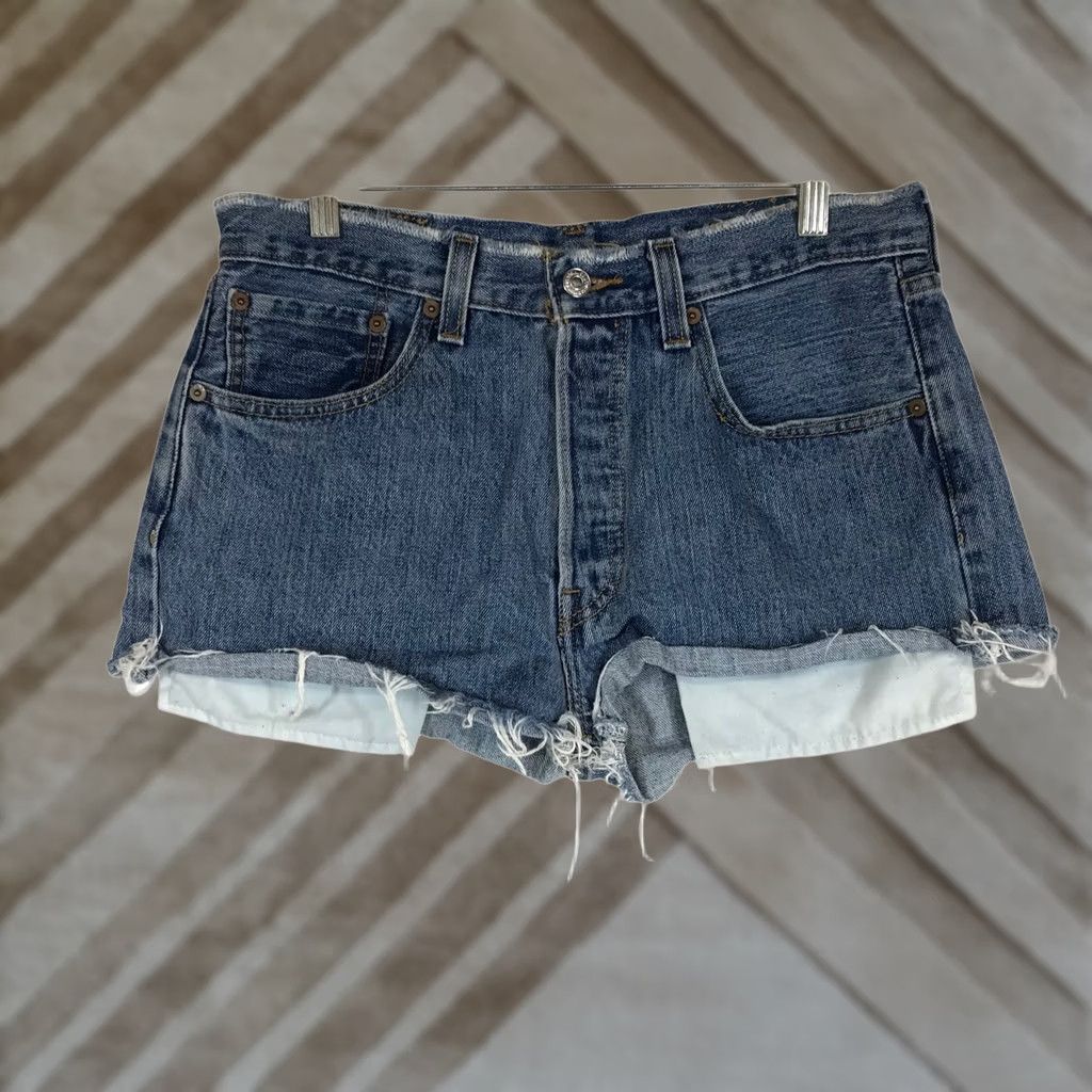 Levi's Levi's 501 Cutoff Denim Shorts Medium Wash Blue Button Fly 31 Womens Regular 2in Inseam Casual Bohemian 90s Vintage Not N/A Size 24" / US 00 / IT 34 - 1 Thumbnail