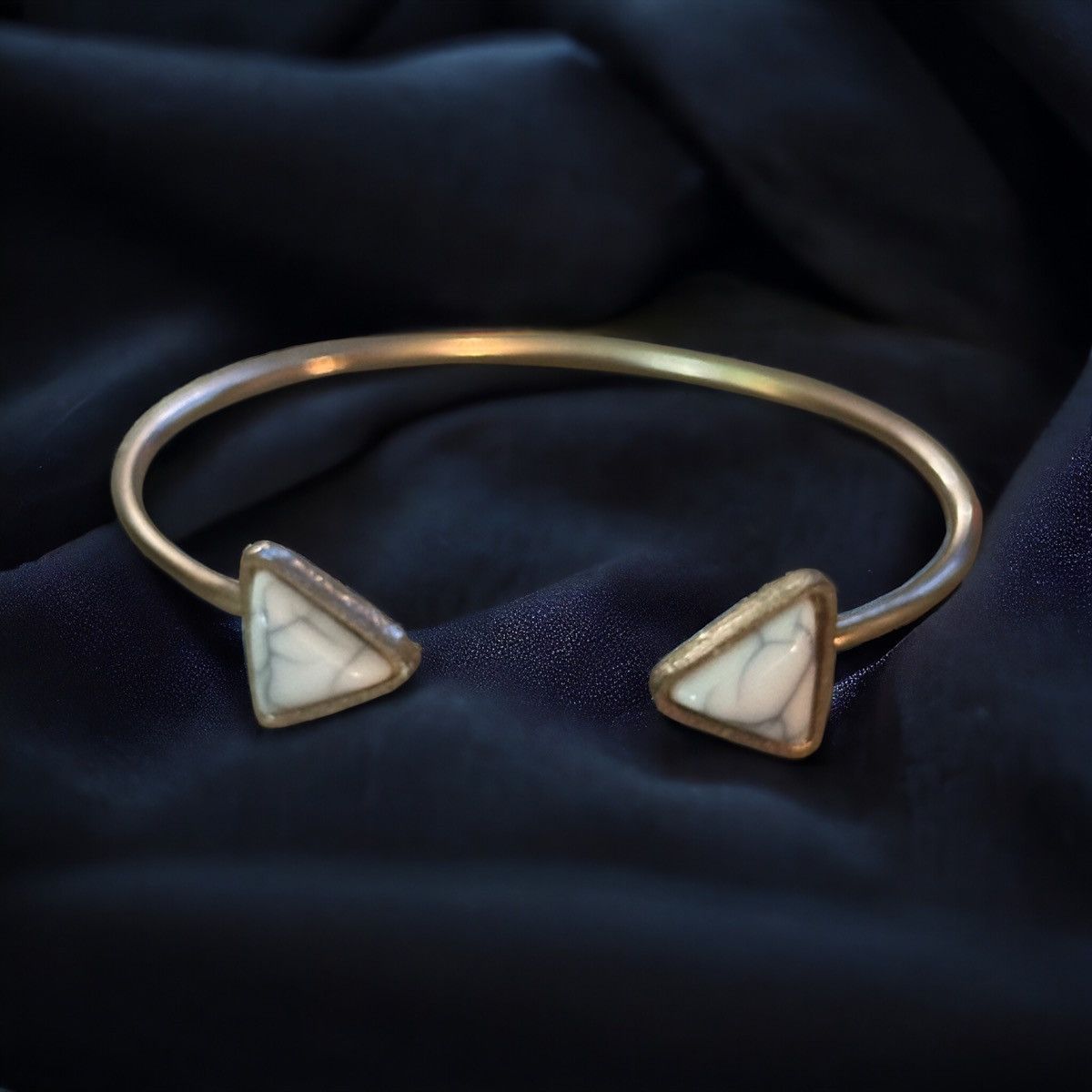 Other Gold tone white marbeled triangle cuff bracelet Size ONE SIZE - 1 Thumbnail
